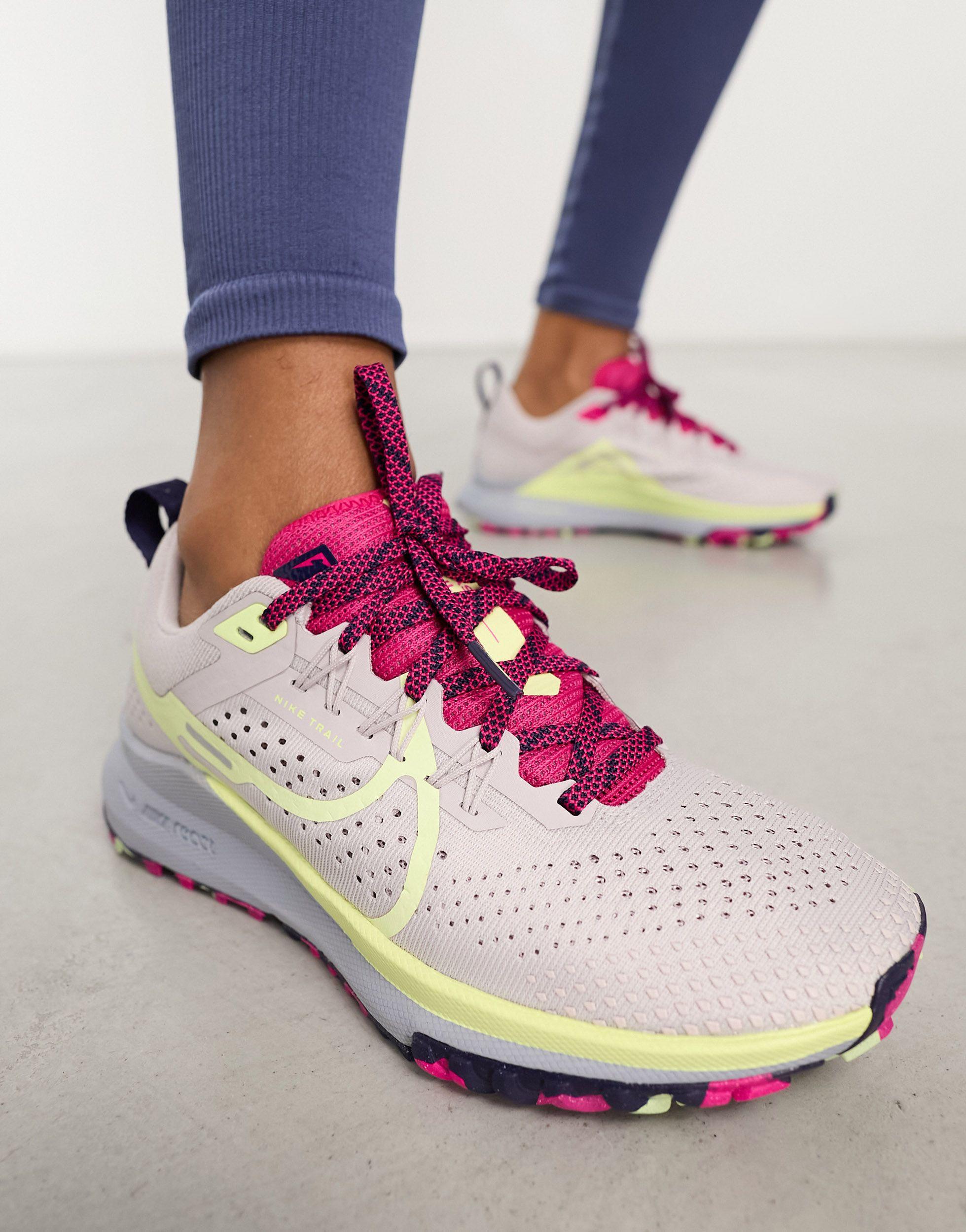 React pegasus trail 4 - baskets - blanc cassé et rose vif Nike en coloris  Gris | Lyst
