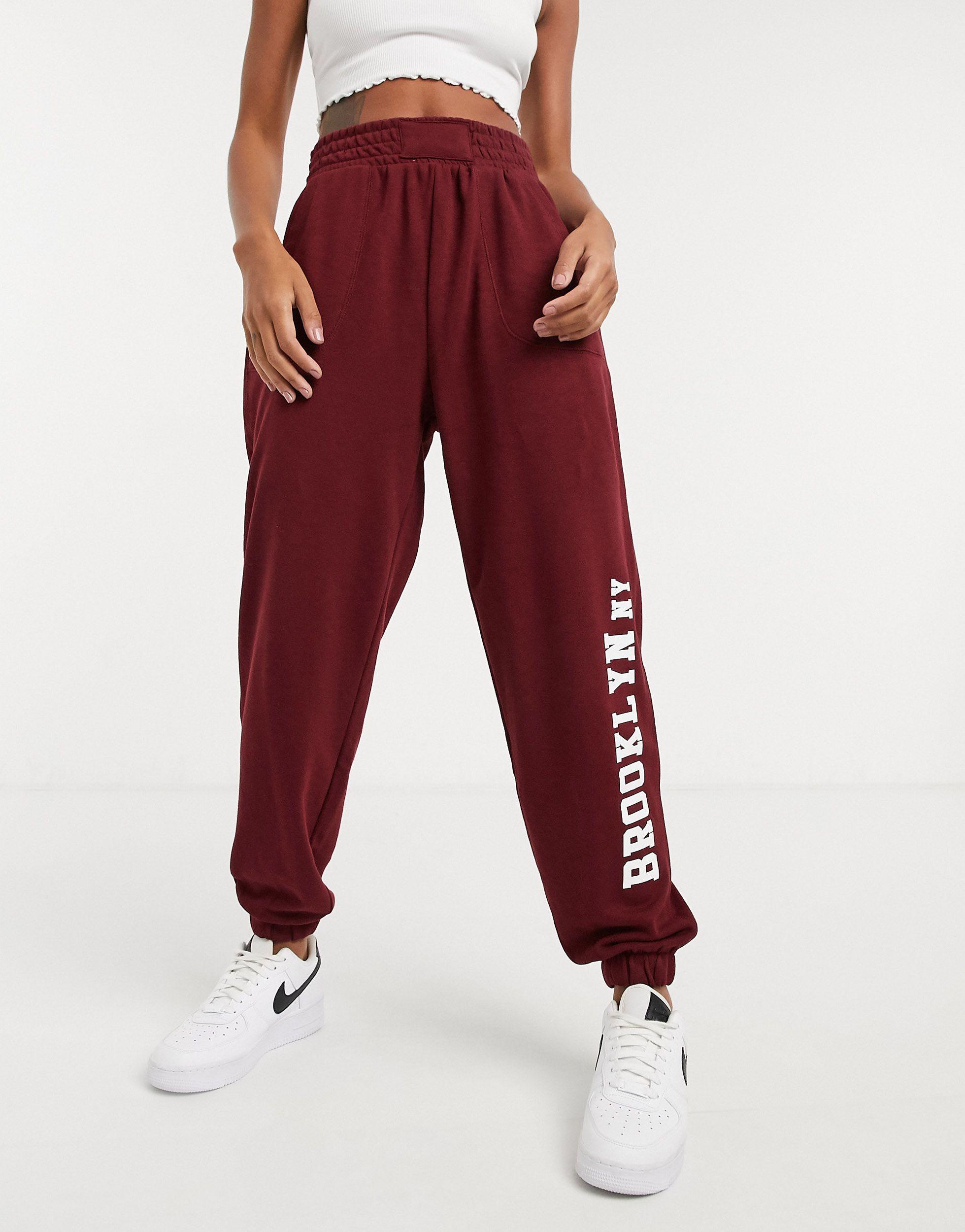 Joggers bordeaux con stampa \