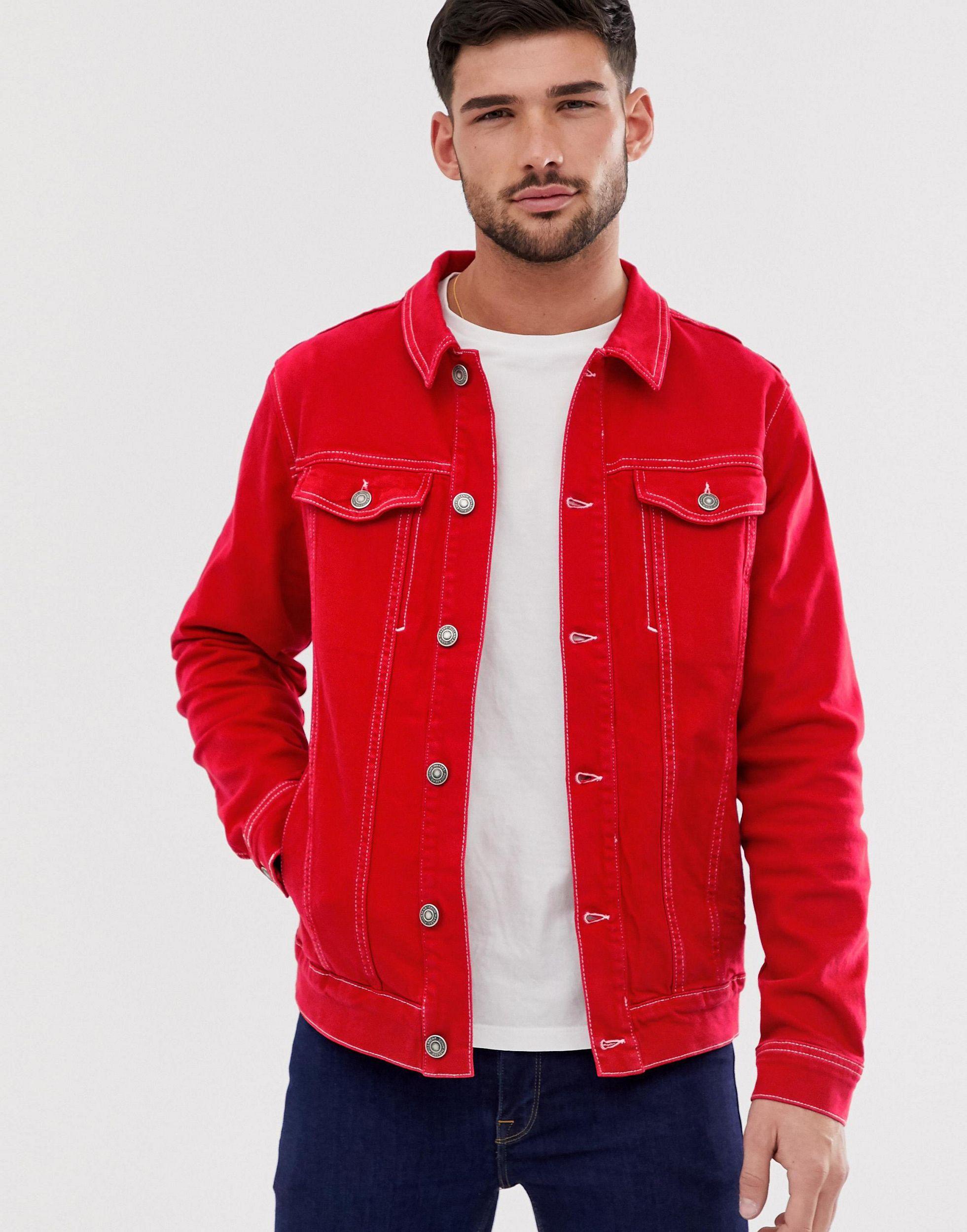 Красная куртка мужчины