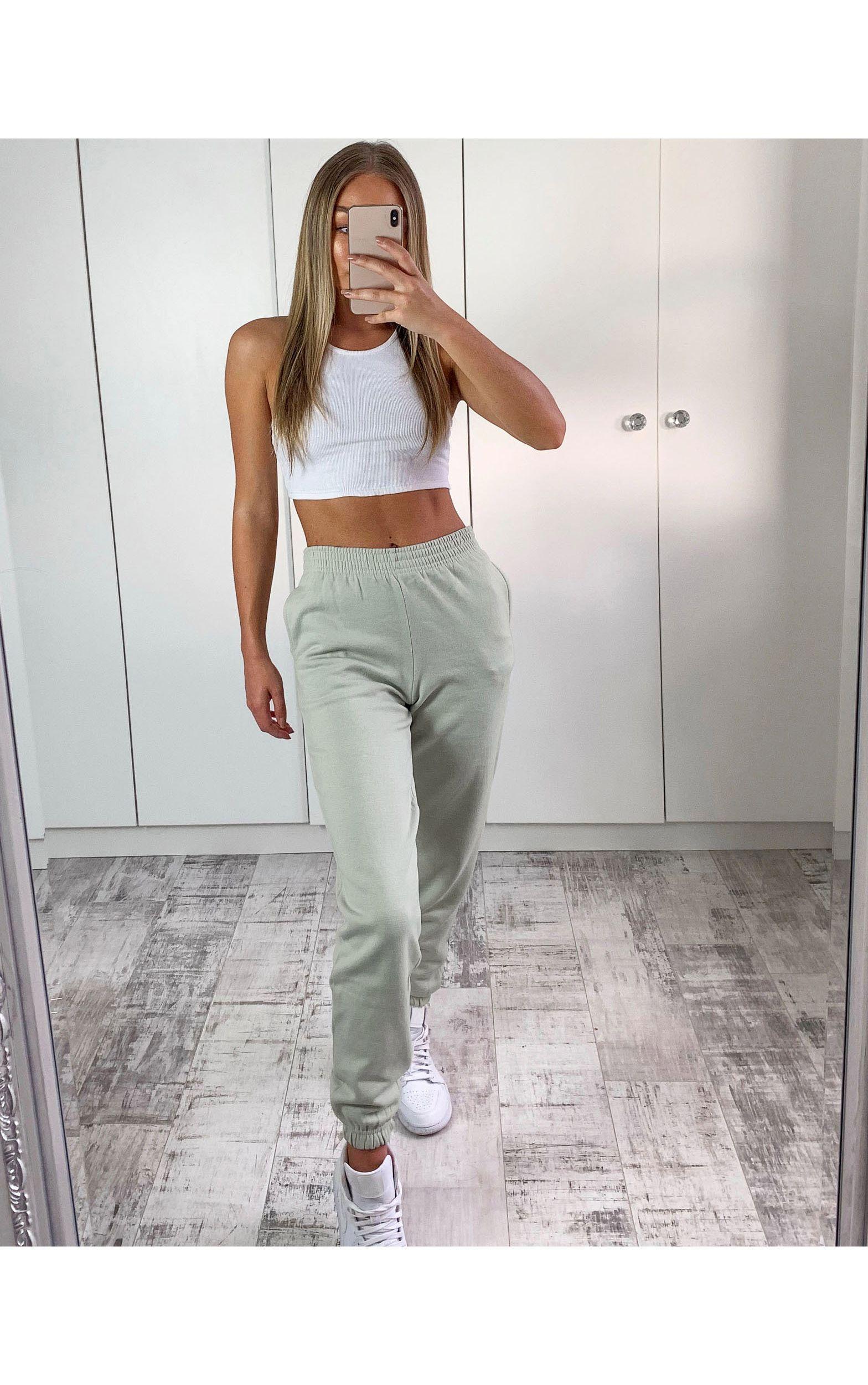 outfit con jogger verde