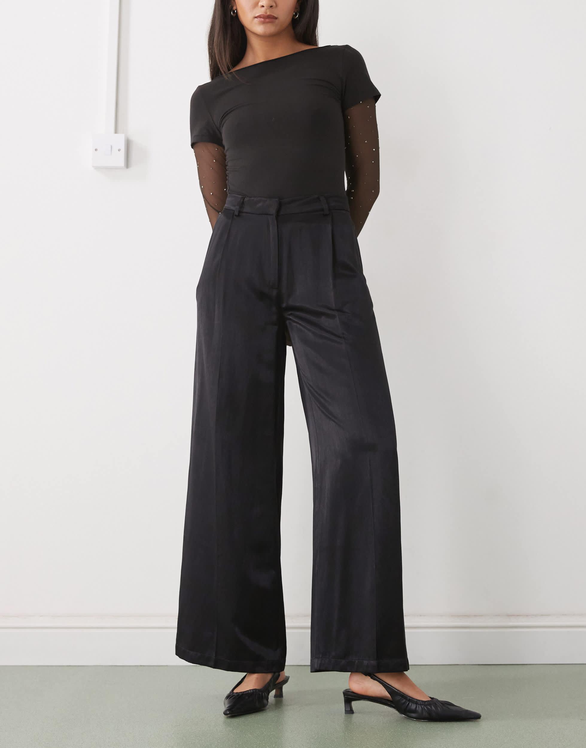 Monki - Pantalon ample à taille haute et plis devant - Noir | ASOS