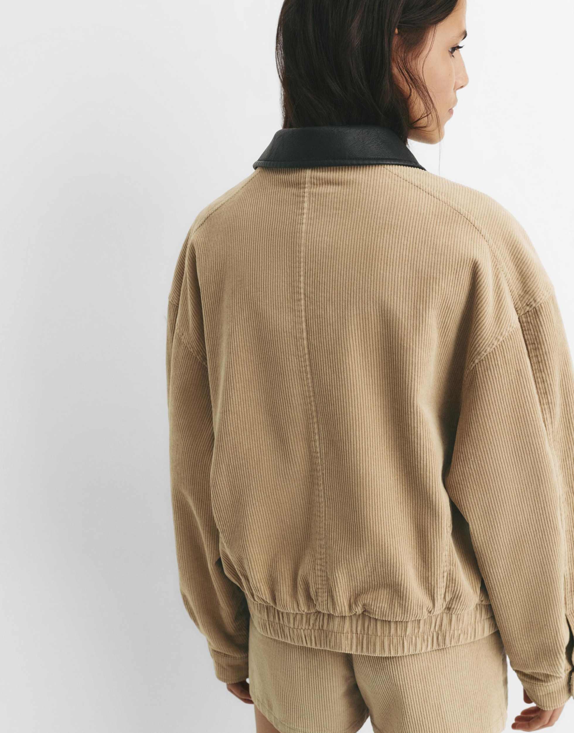 Veste en velours côtelé à col contrastant sable Pull&Bear en