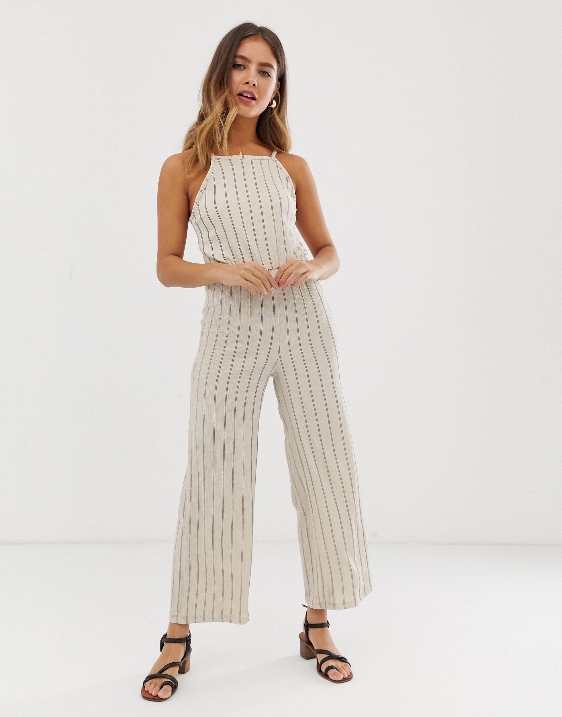 Tuta jumpsuit lunga con spalline sottili bianco sporco a righeBershka in  Denim di colore Bianco | Lyst