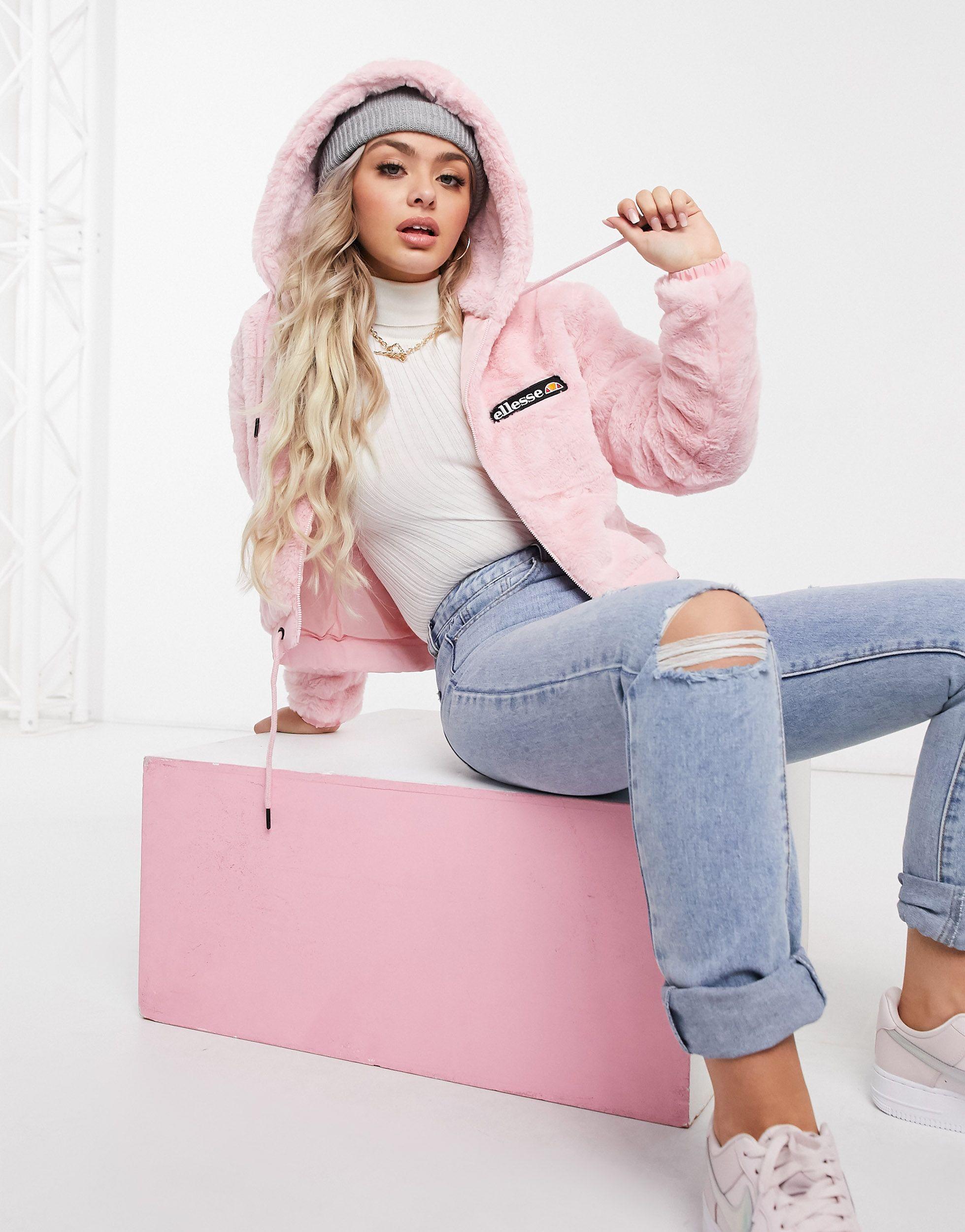Veste capuche courte en fausse fourrure Ellesse en coloris Rose