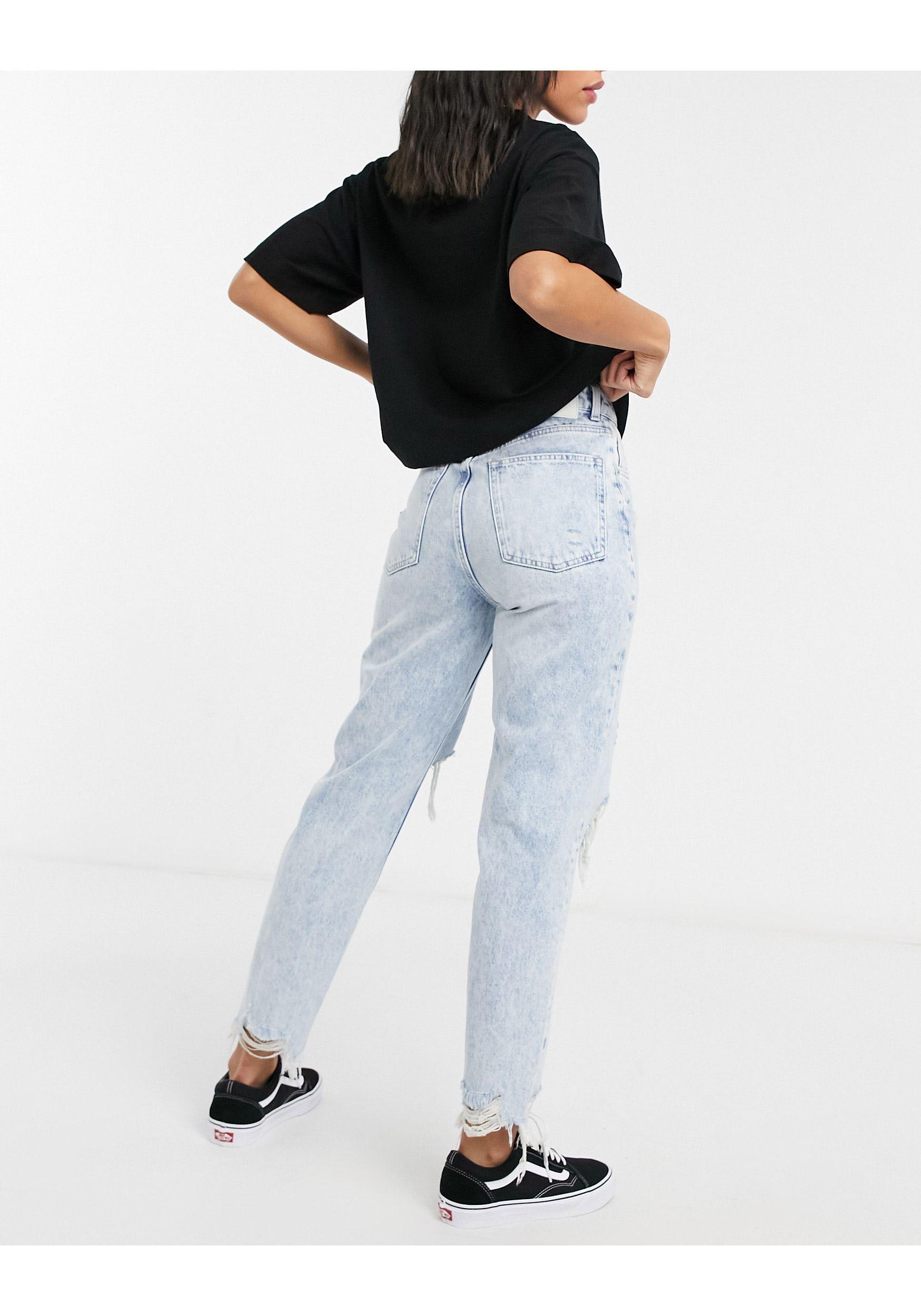 Bershka – gerippte mom-jeans mit ausgefranstem saum in Blau | Lyst DE