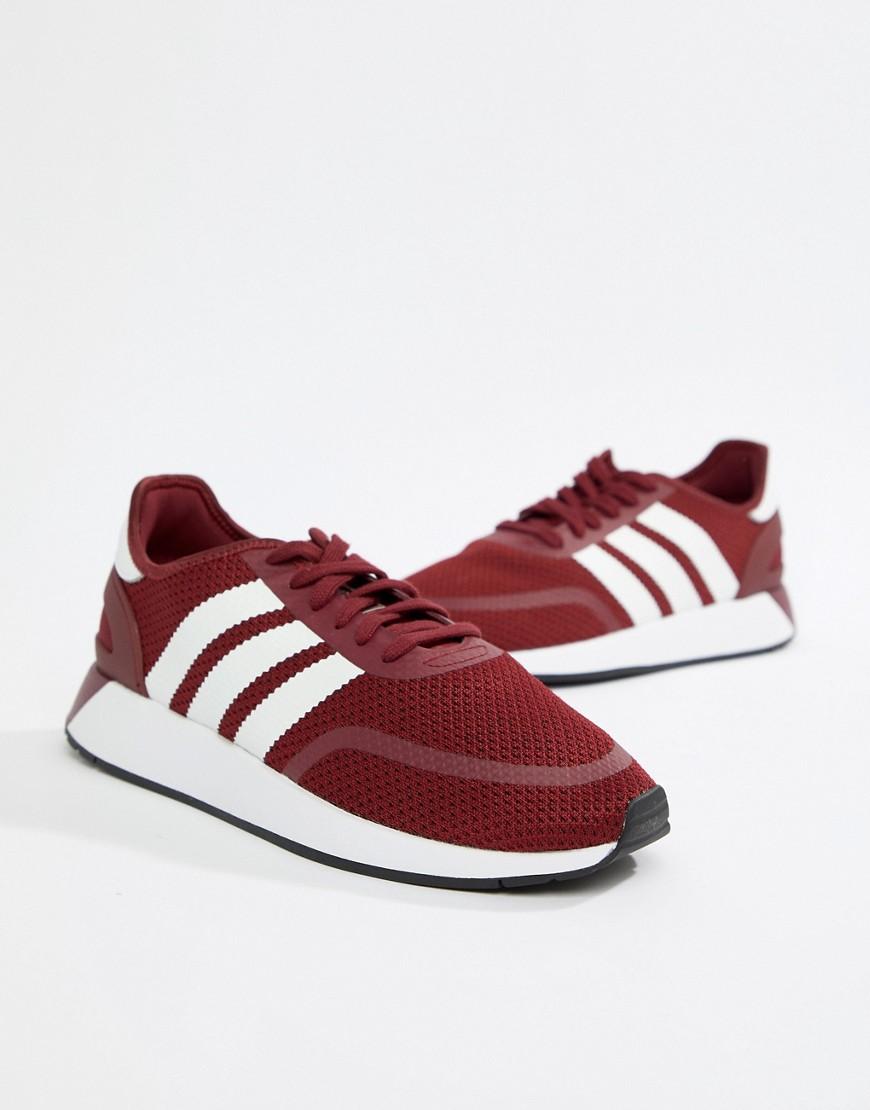 adidas en rojo