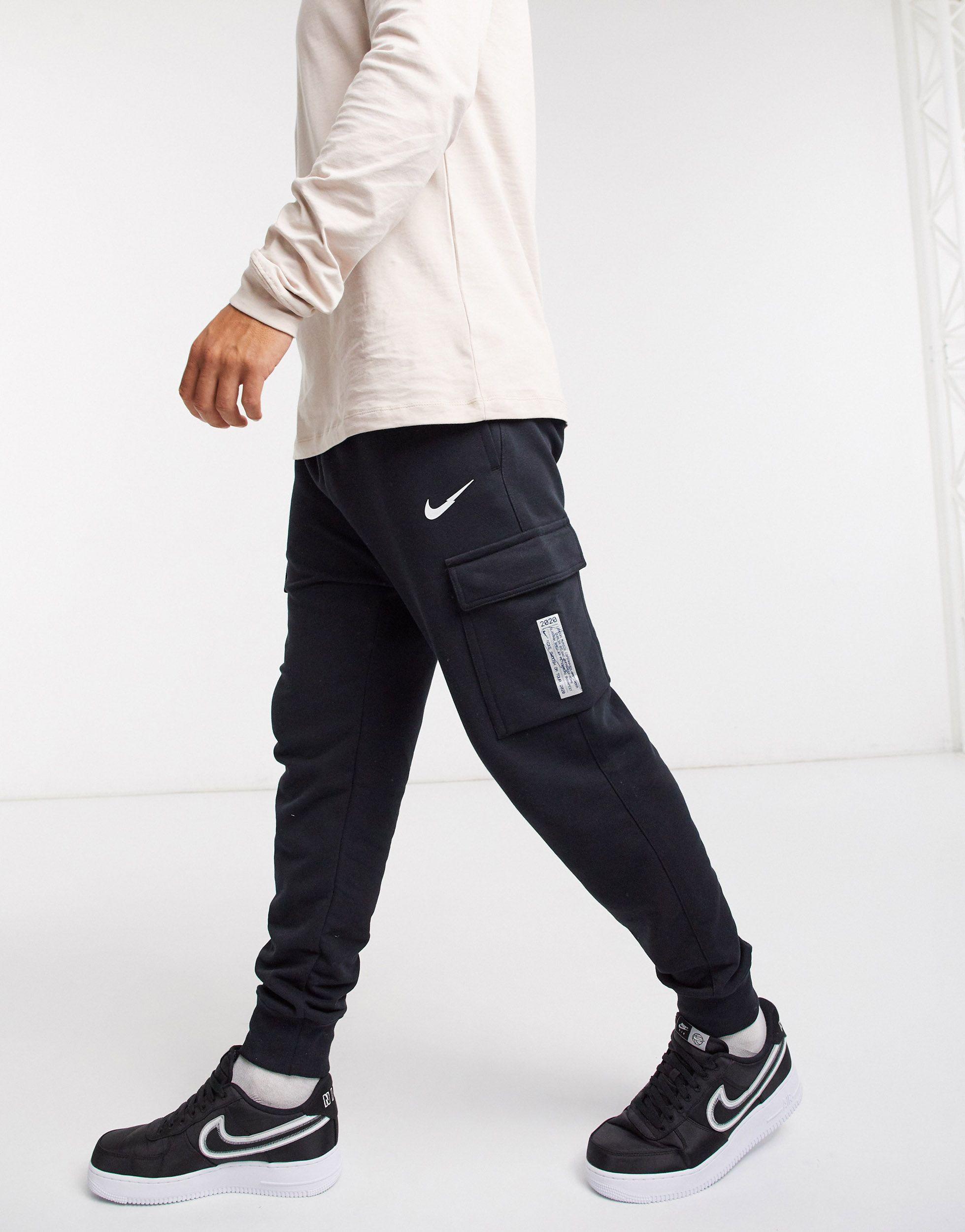 Nike Fleece Swoosh On Tour Pack - Cargojoggingbroek Met Boorden in het  Zwart voor heren | Lyst NL