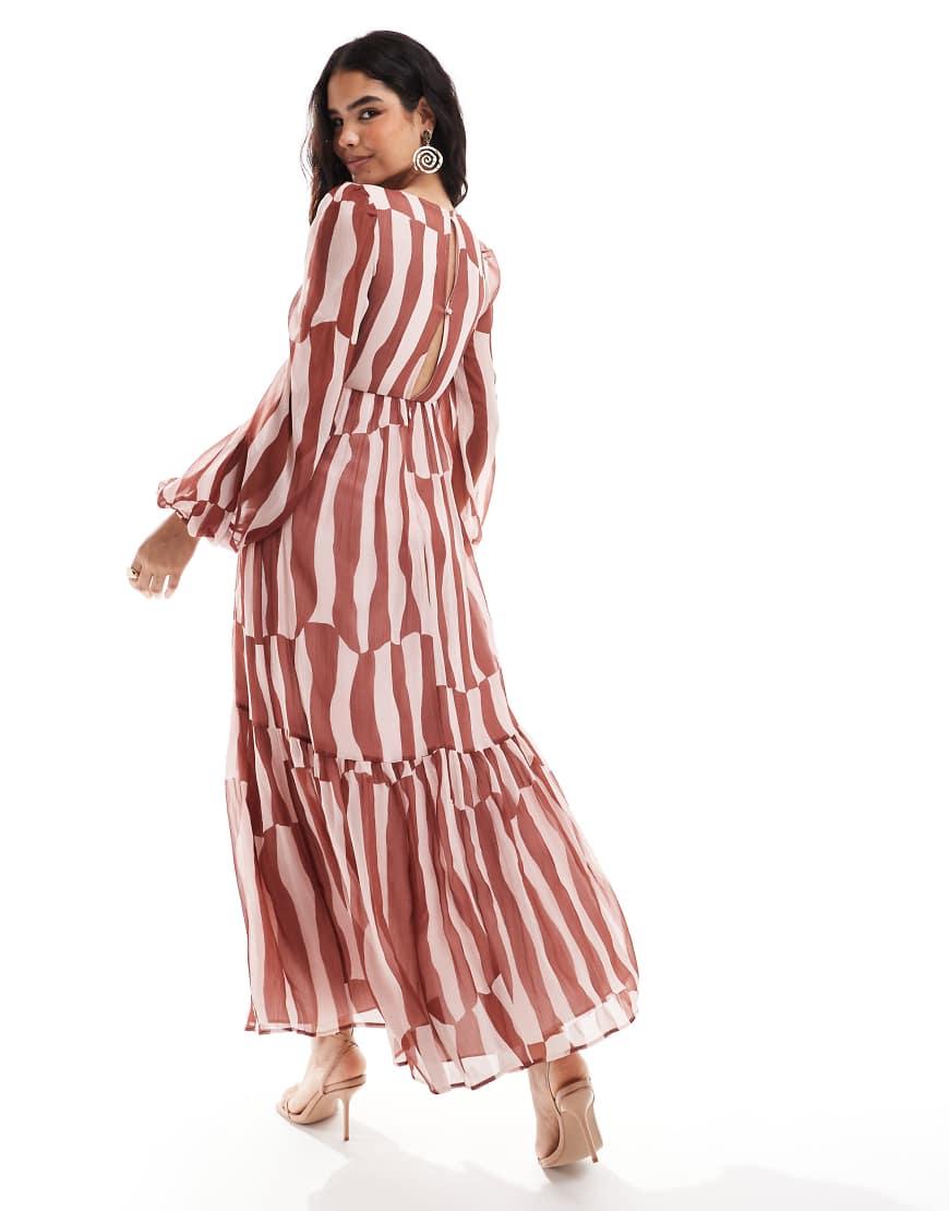 Vestito Lungo A Balze Color Ruggine Con Stampa Astratta A Maniche