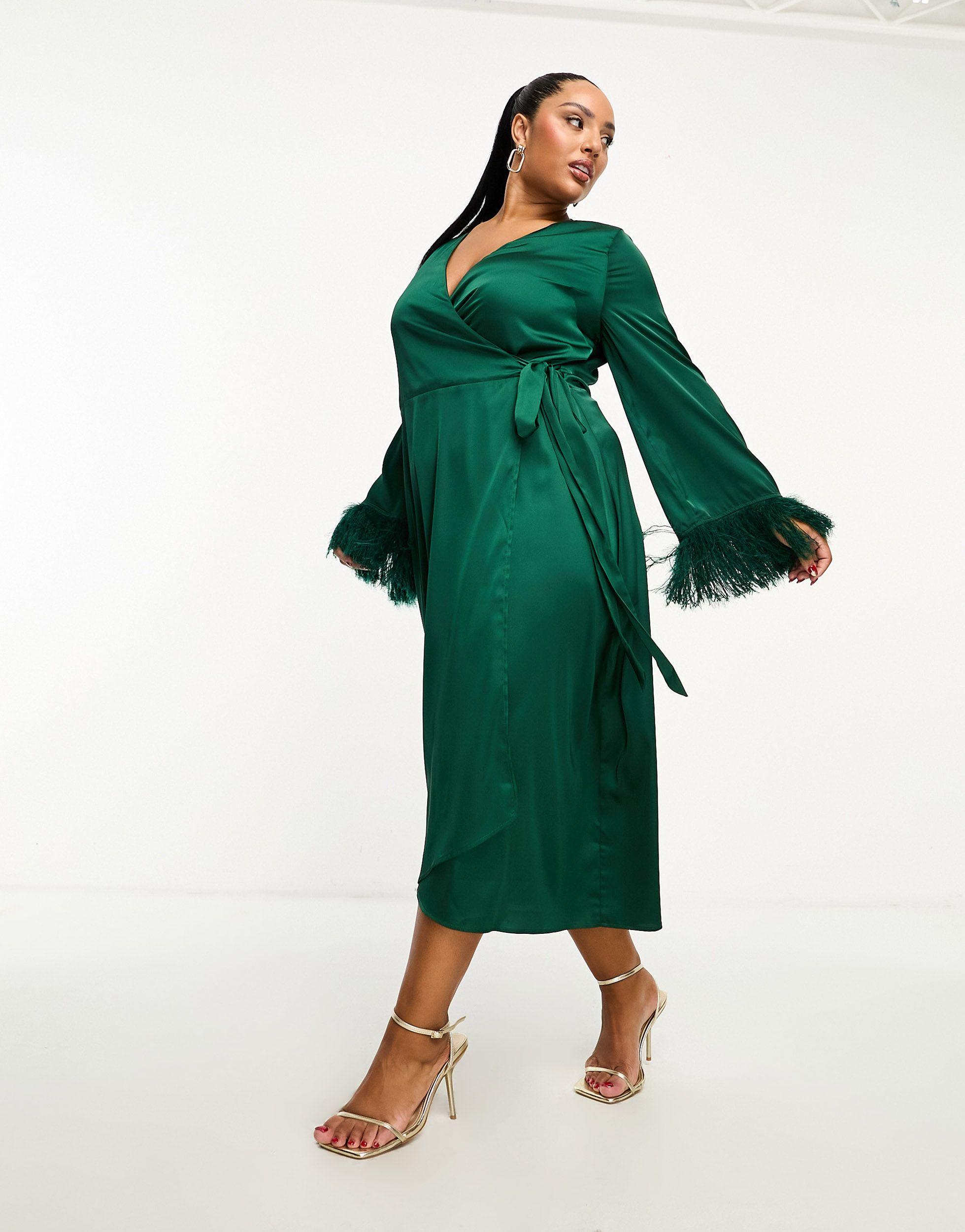 Robe portefeuille mi-longue satinée avec poignets en plumes synthétiques - vert  émeraude Tfnc Plus en coloris Vert | Lyst