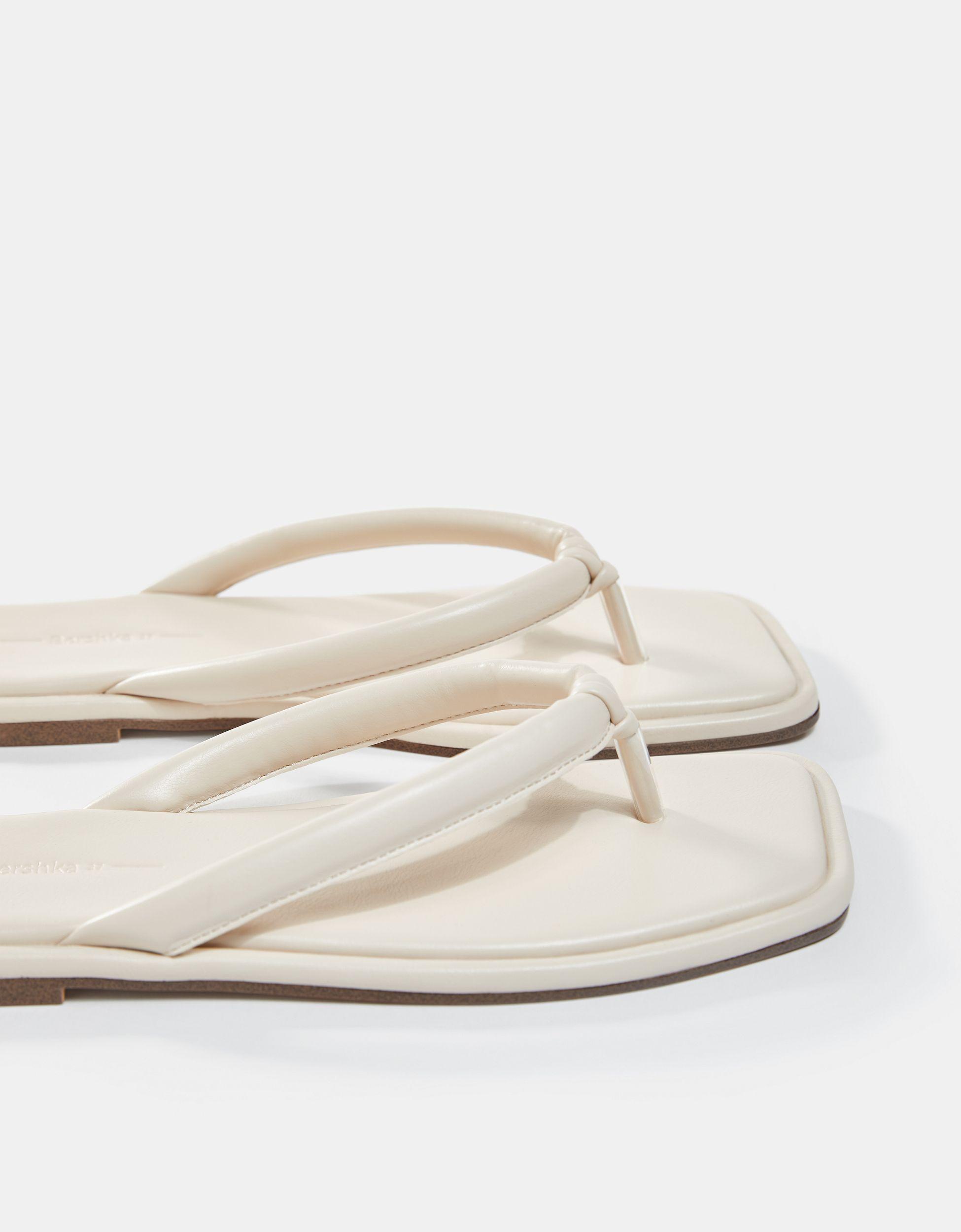 Bershka Padded Thong Flip Flop in White | Lyst Australia