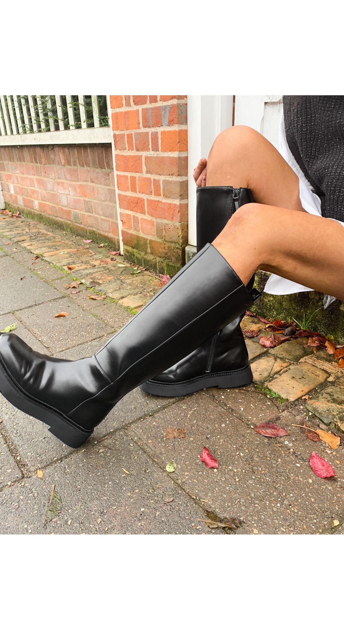 Gucci bottes plates montantes en cuir avec tête de tigre en métal doré -  Dépôt Vente Luxe