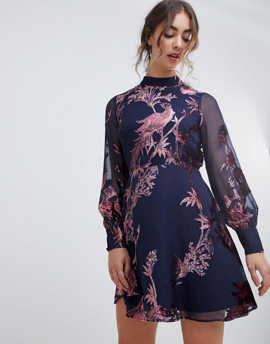 hope and ivy embroidered midi dress with ruched sleeves