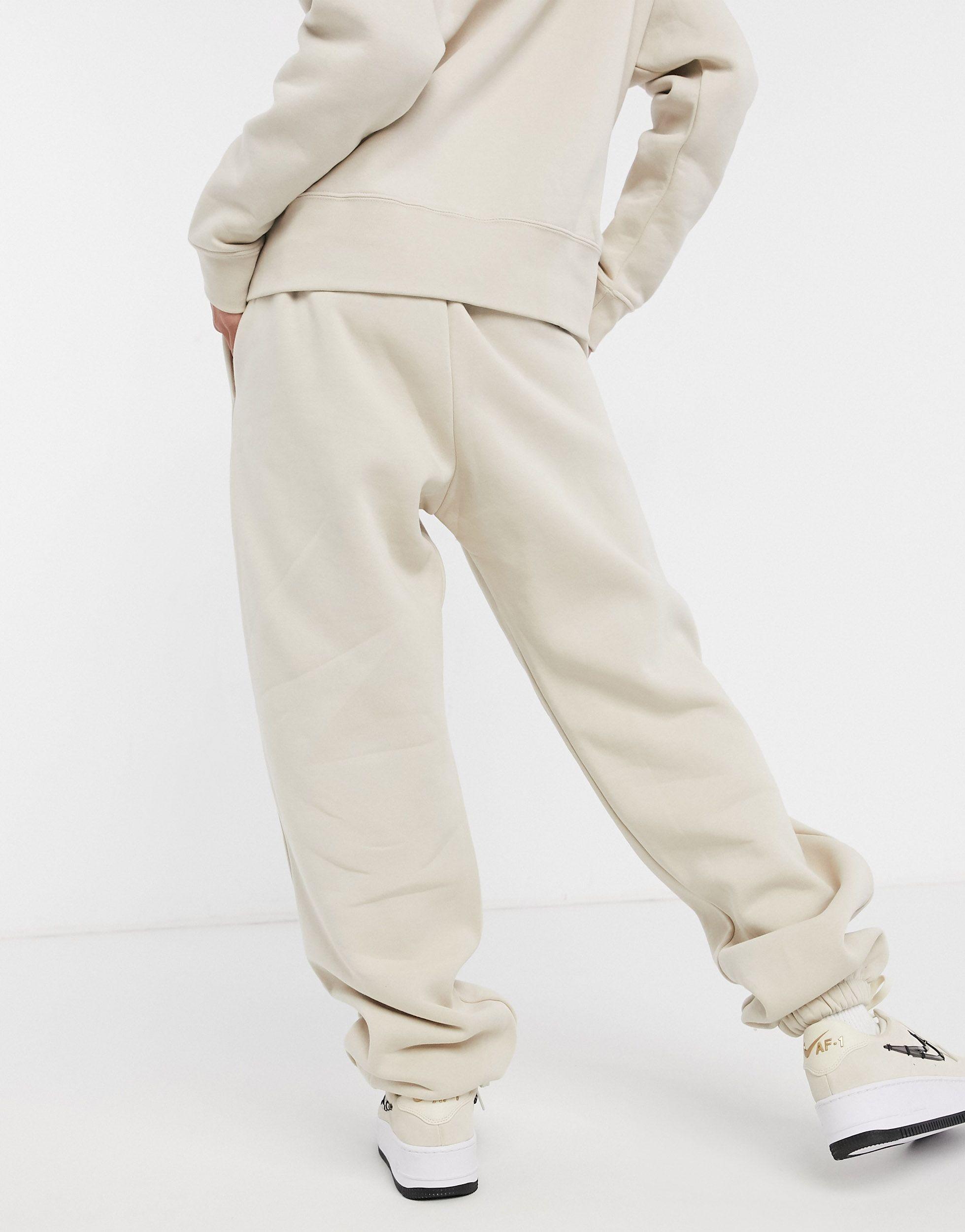 Joggers beis extragrandes con logo pequeño Nike de Algodón de color Neutro  | Lyst