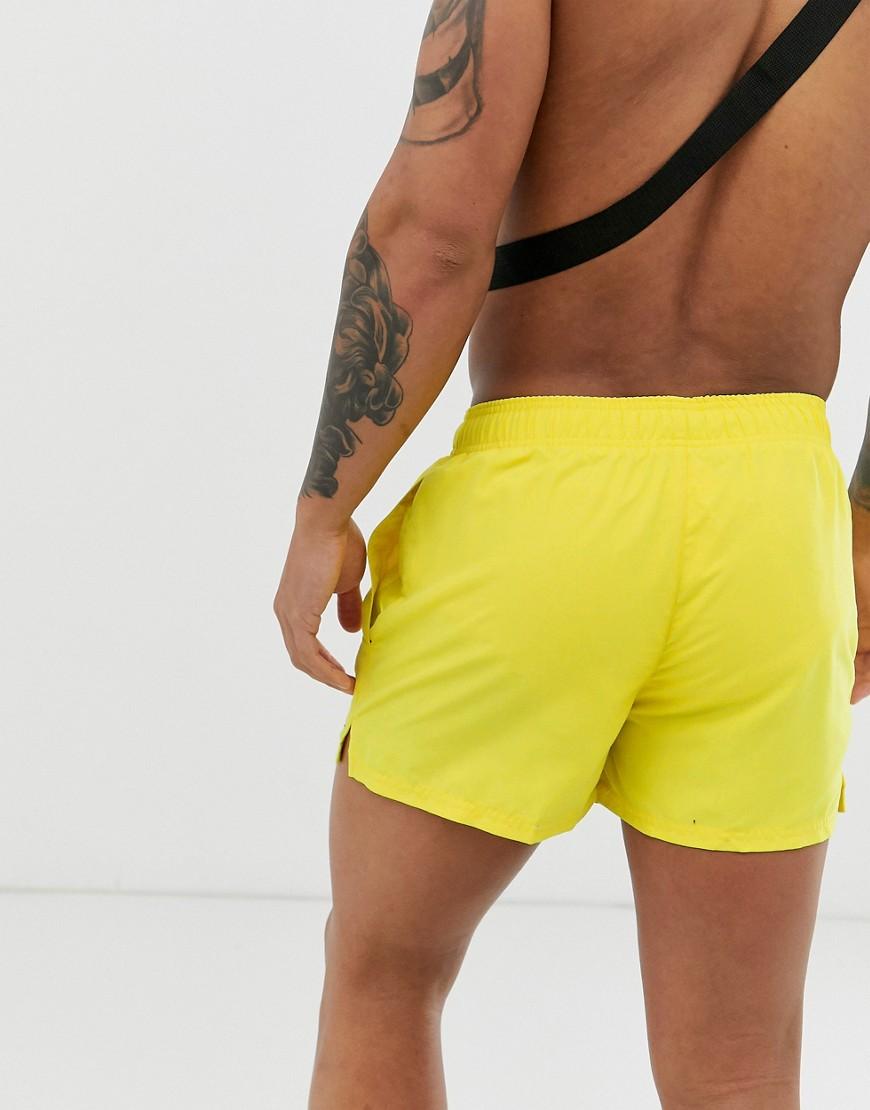 Супер шорты. Шорты для плавания Nike. Короткие шорты найк. Желтые шорты мужские короткие. Желтые шорты найк.