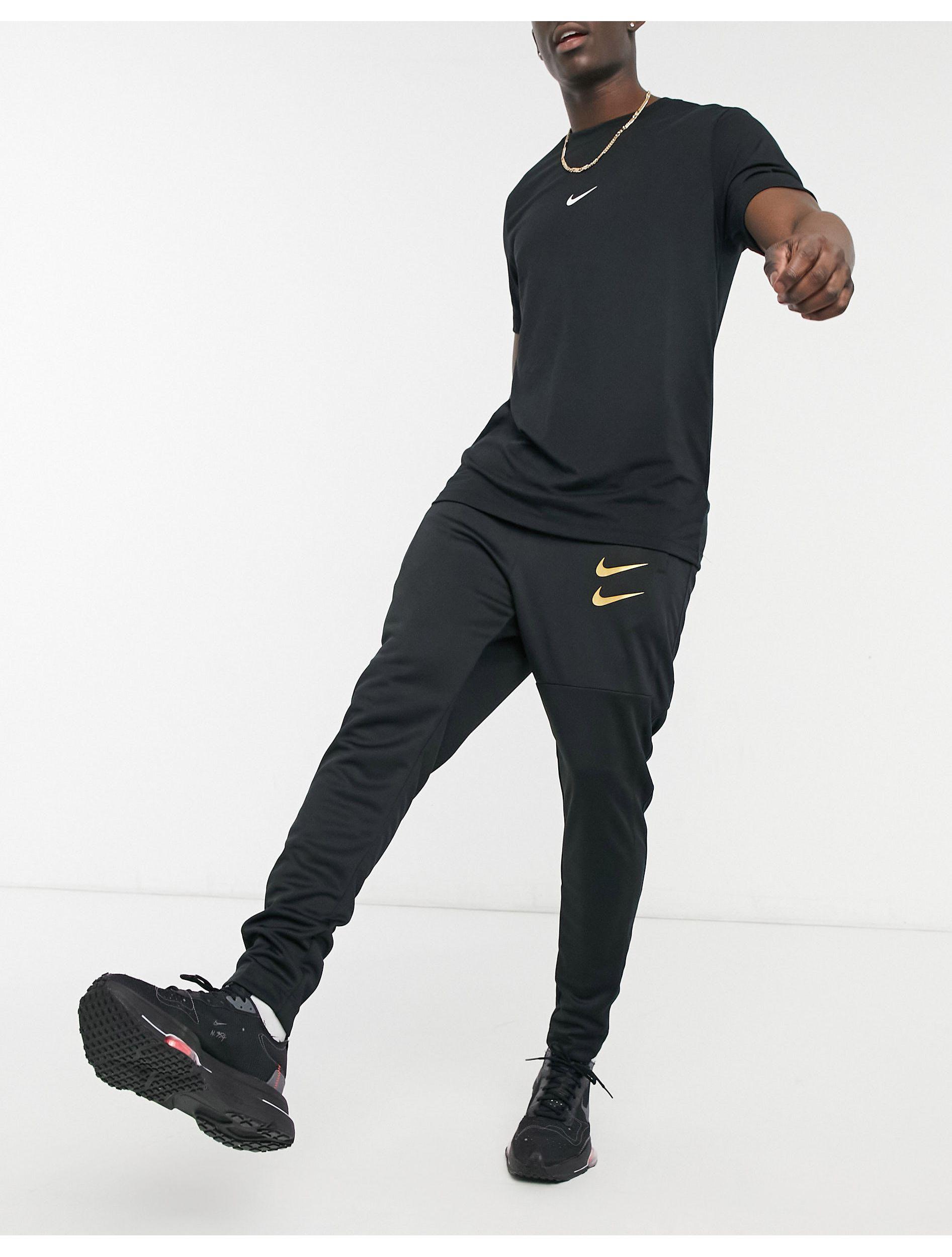 Joggers negros dorados swoosh Nike de hombre de color Negro | Lyst