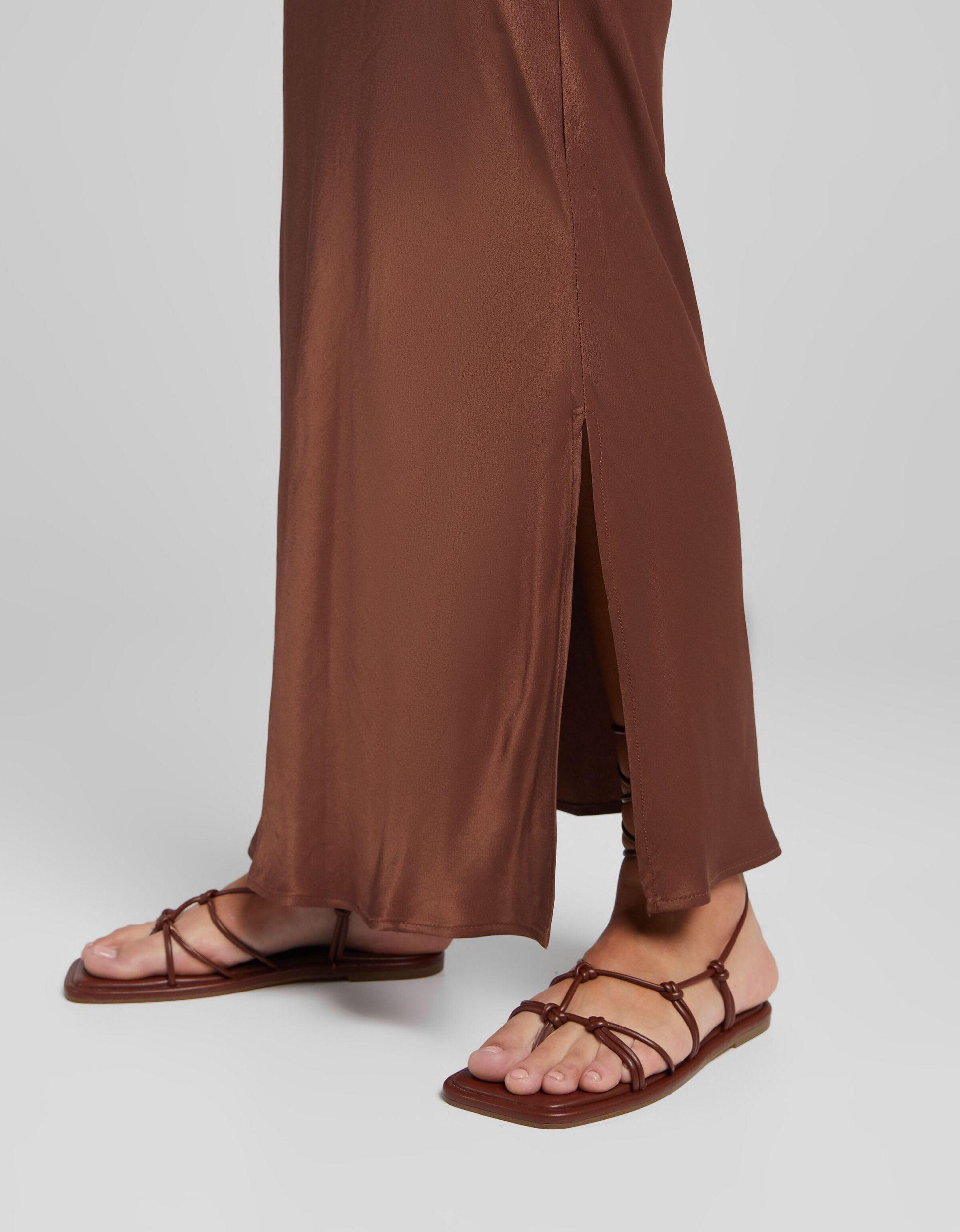 Jupe longue en satin - chocolat Bershka en coloris Marron | Lyst