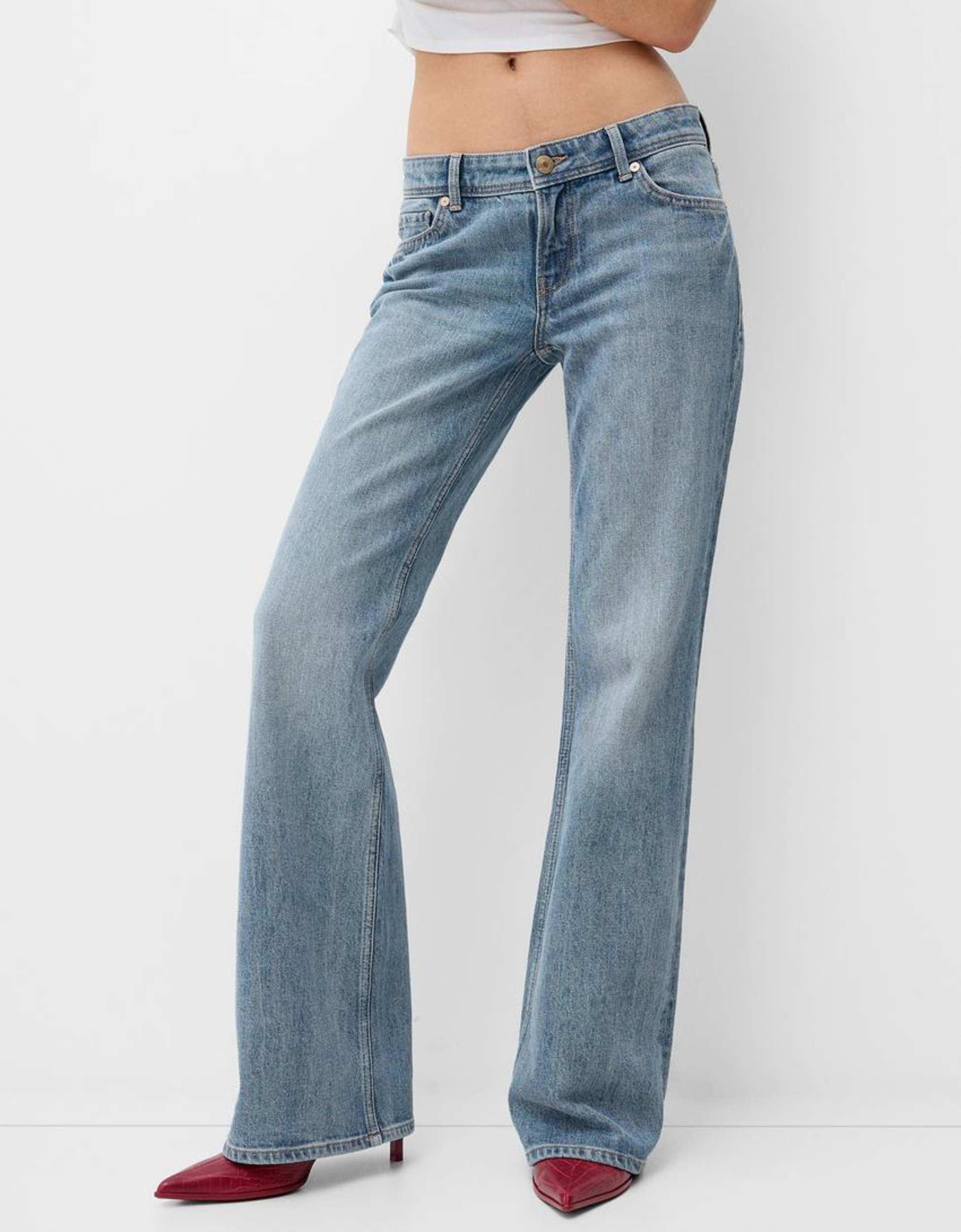 Jean evase a taille basse fonce delave Bershka en coloris Bleu Lyst