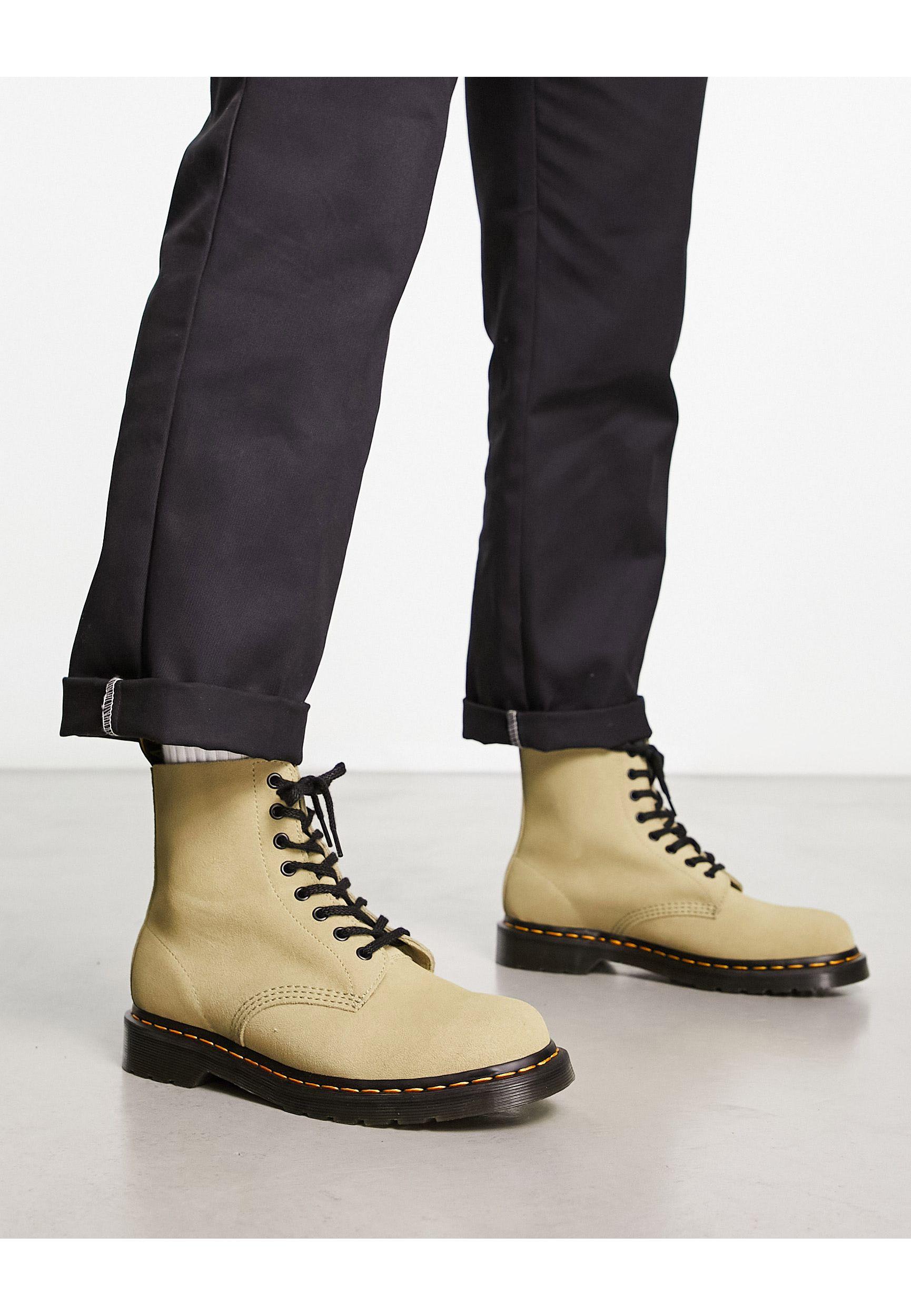 Botas verde oliva p lido con 8 pares Dr. Martens de hombre de