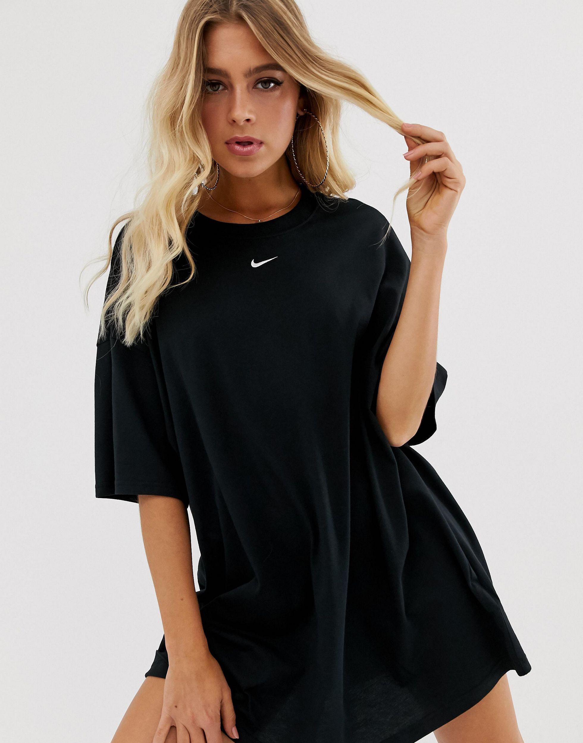 Nike Baumwolle – es T-Shirt-Kleid mit kleinem Swoosh-Logo in Schwarz | Lyst  DE