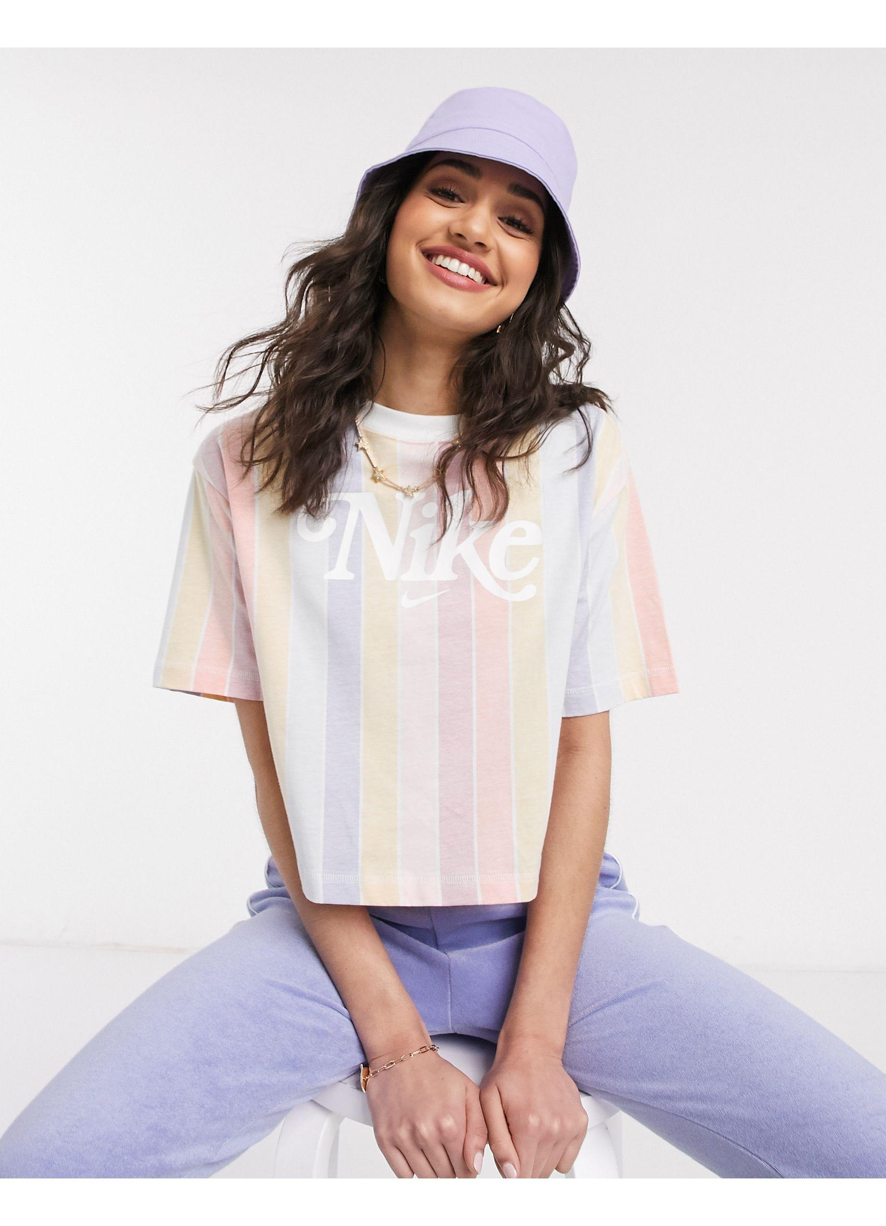T-shirt corta a righe arcobaleno con logo rétro di Nike - Lyst