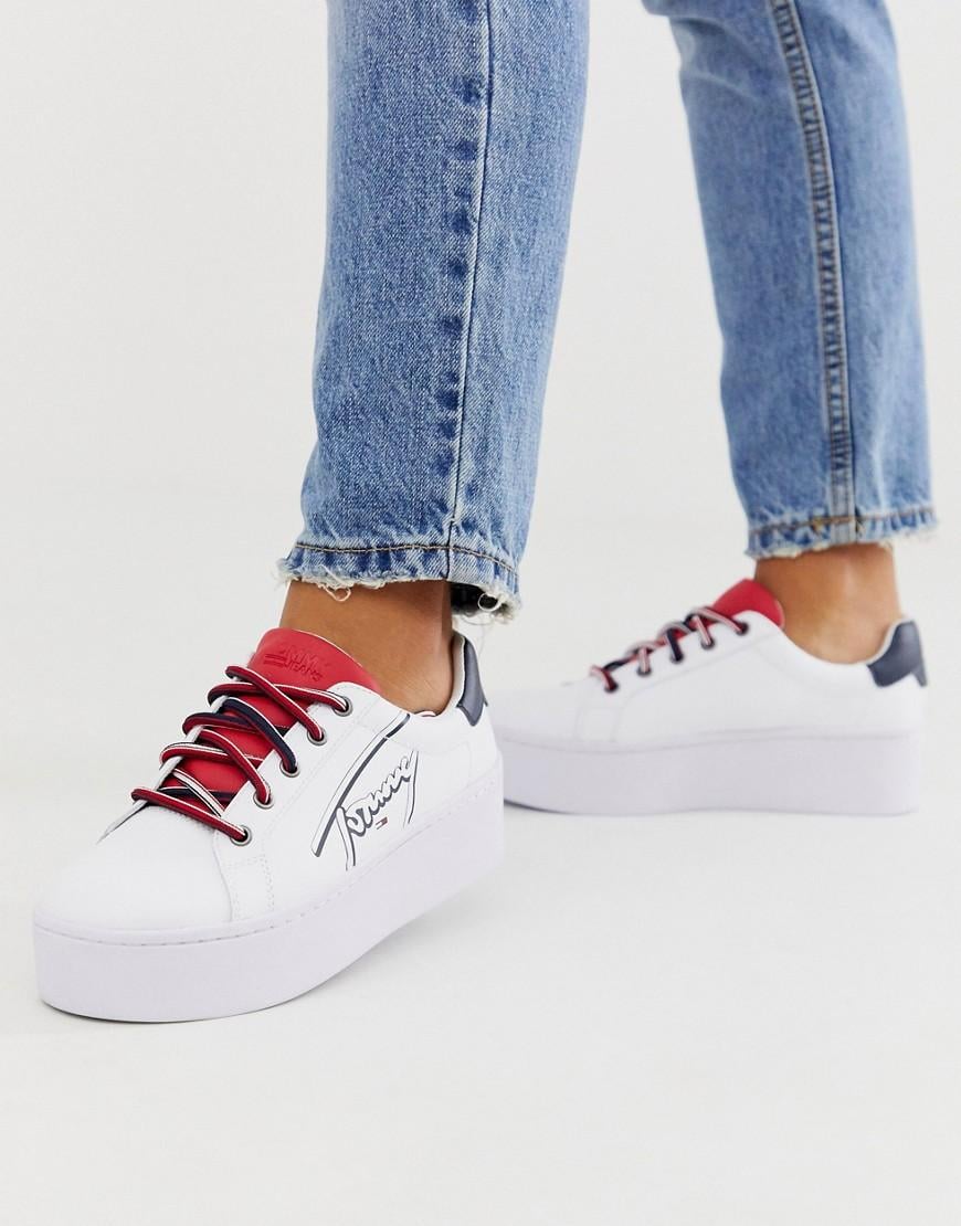 Tommy Hilfiger – Sneaker mit flacher Plateausohle und Logo in Weiß | Lyst DE