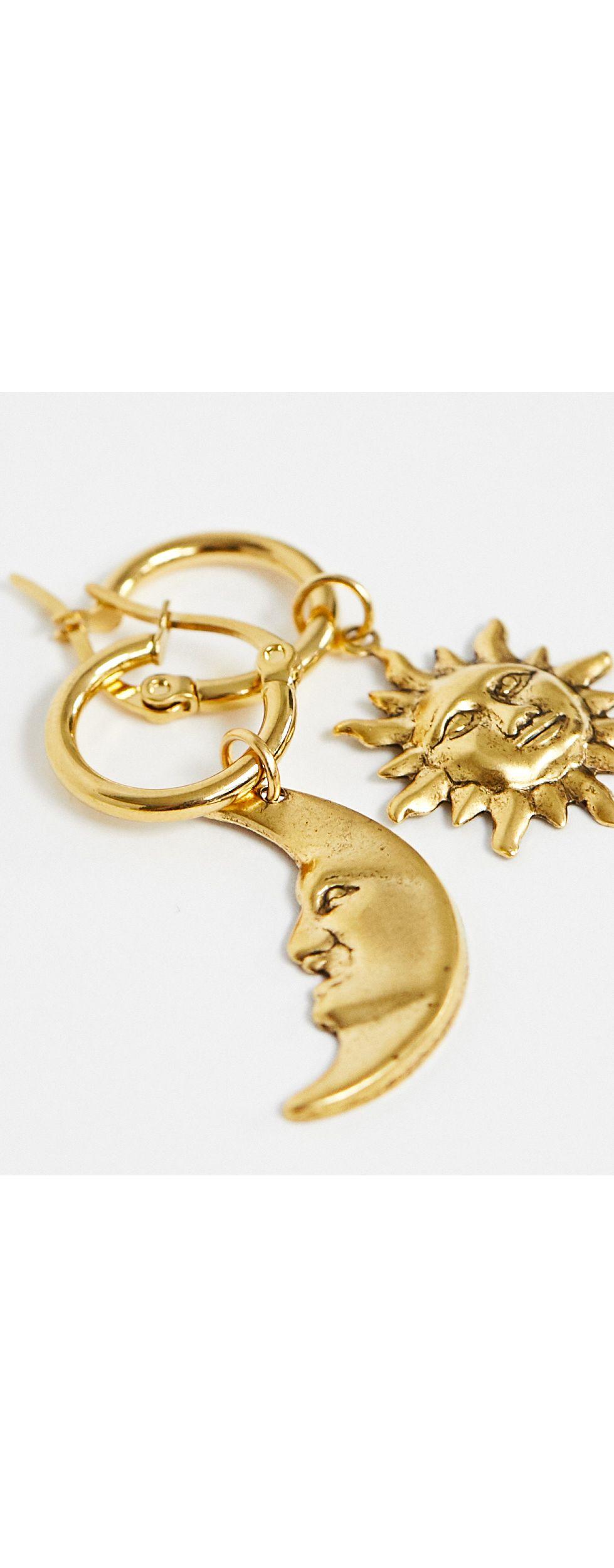 Celestial Huggie - Orecchini a cerchio placcati oro con sole e luna di Regal Rose in Metallizzato