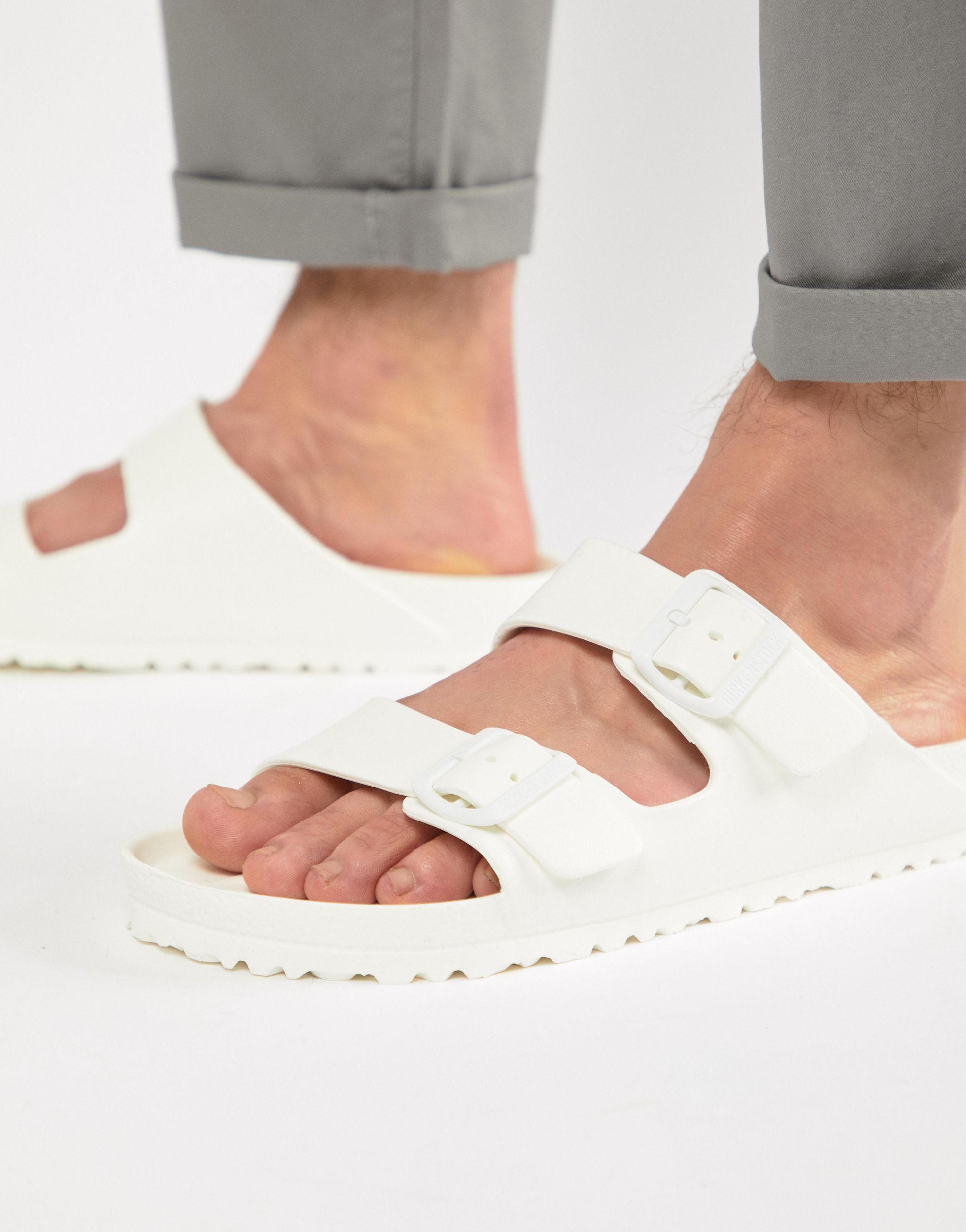 Sandalias blancas Birkenstock de hombre de color