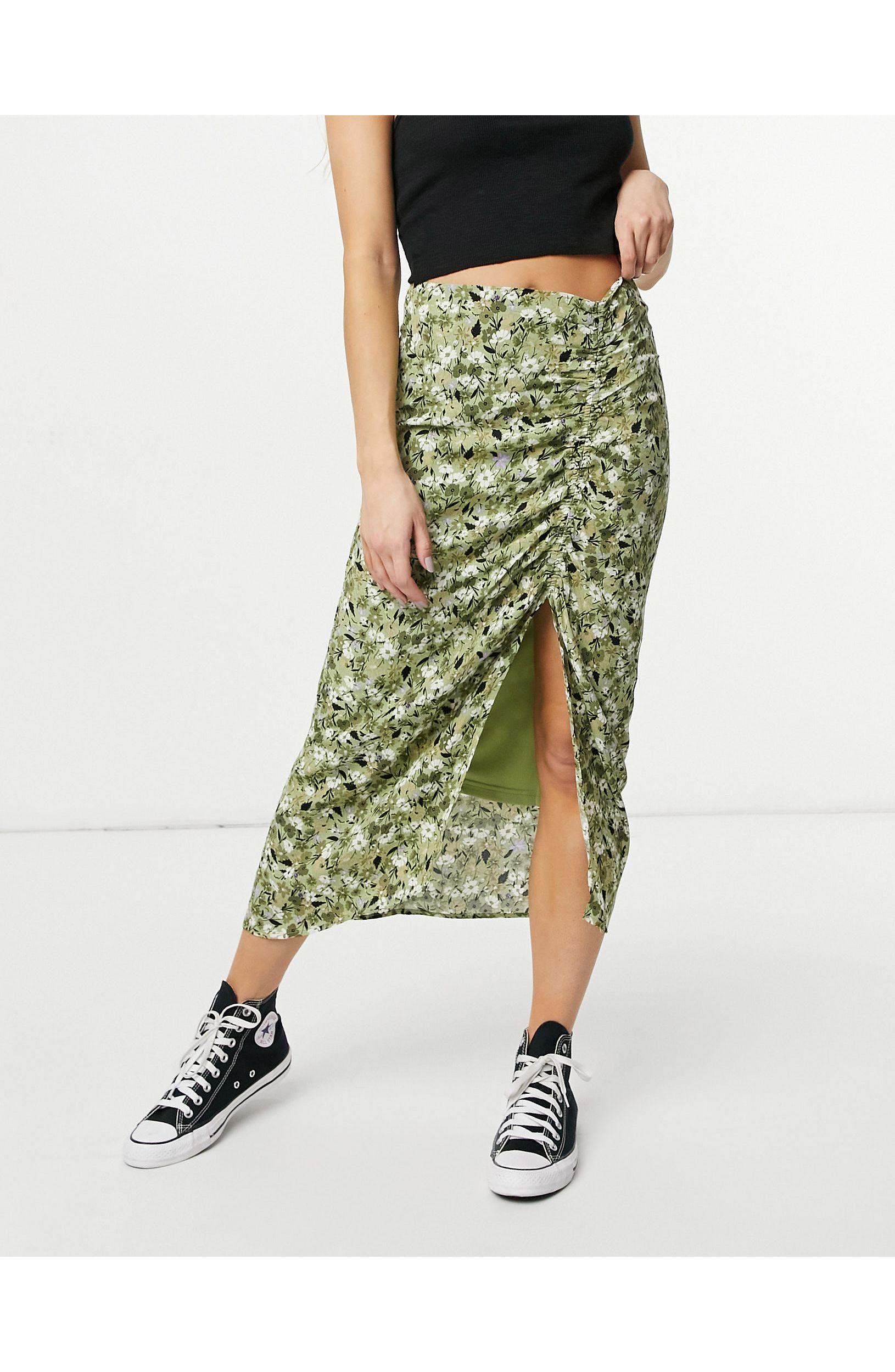 Stradivarius – geraffter midirock mit em blumenprint in Grün | Lyst AT