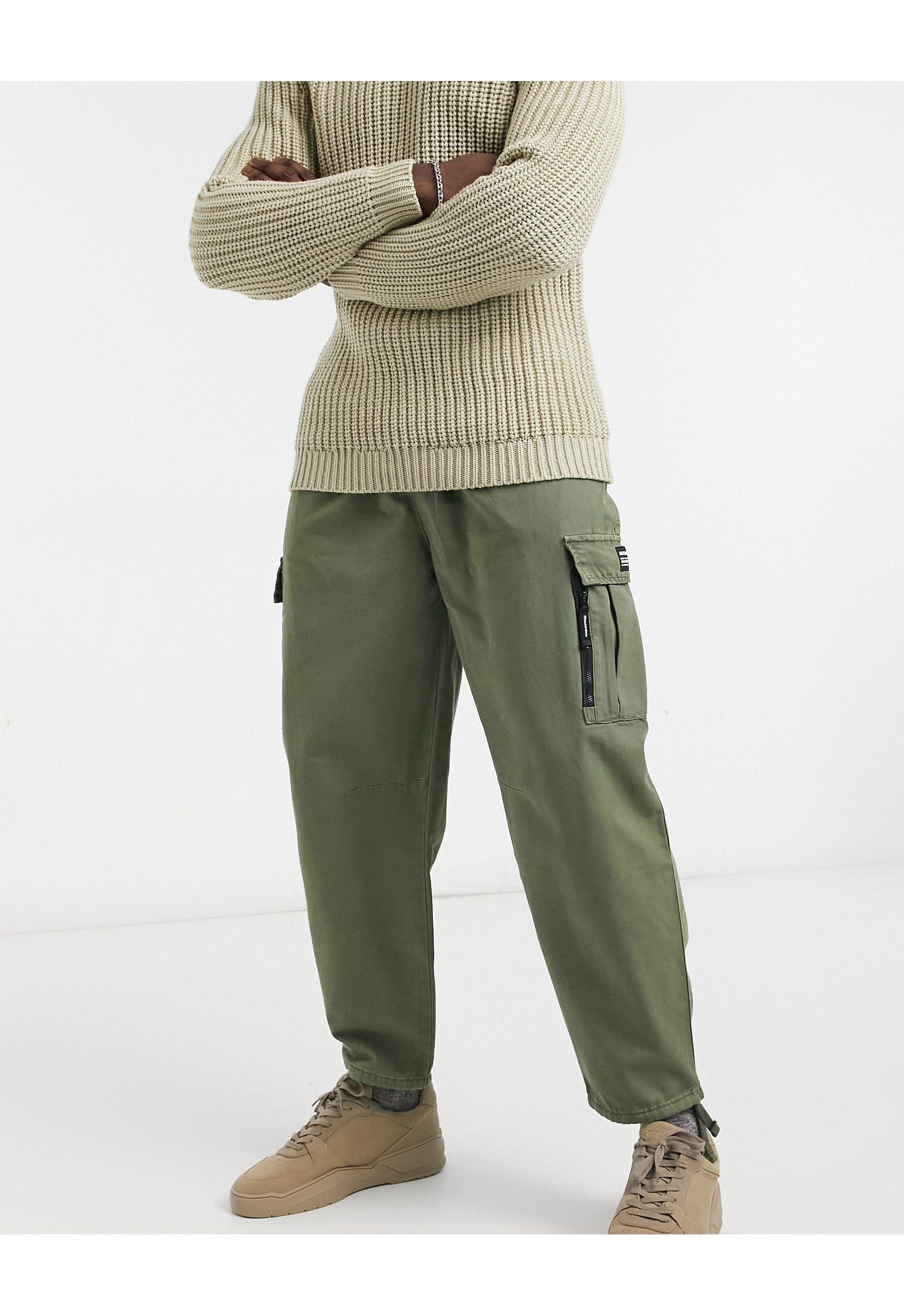 Pantaloni cargo con fondo aderente kaki da Uomo di Bershka in Verde | Lyst