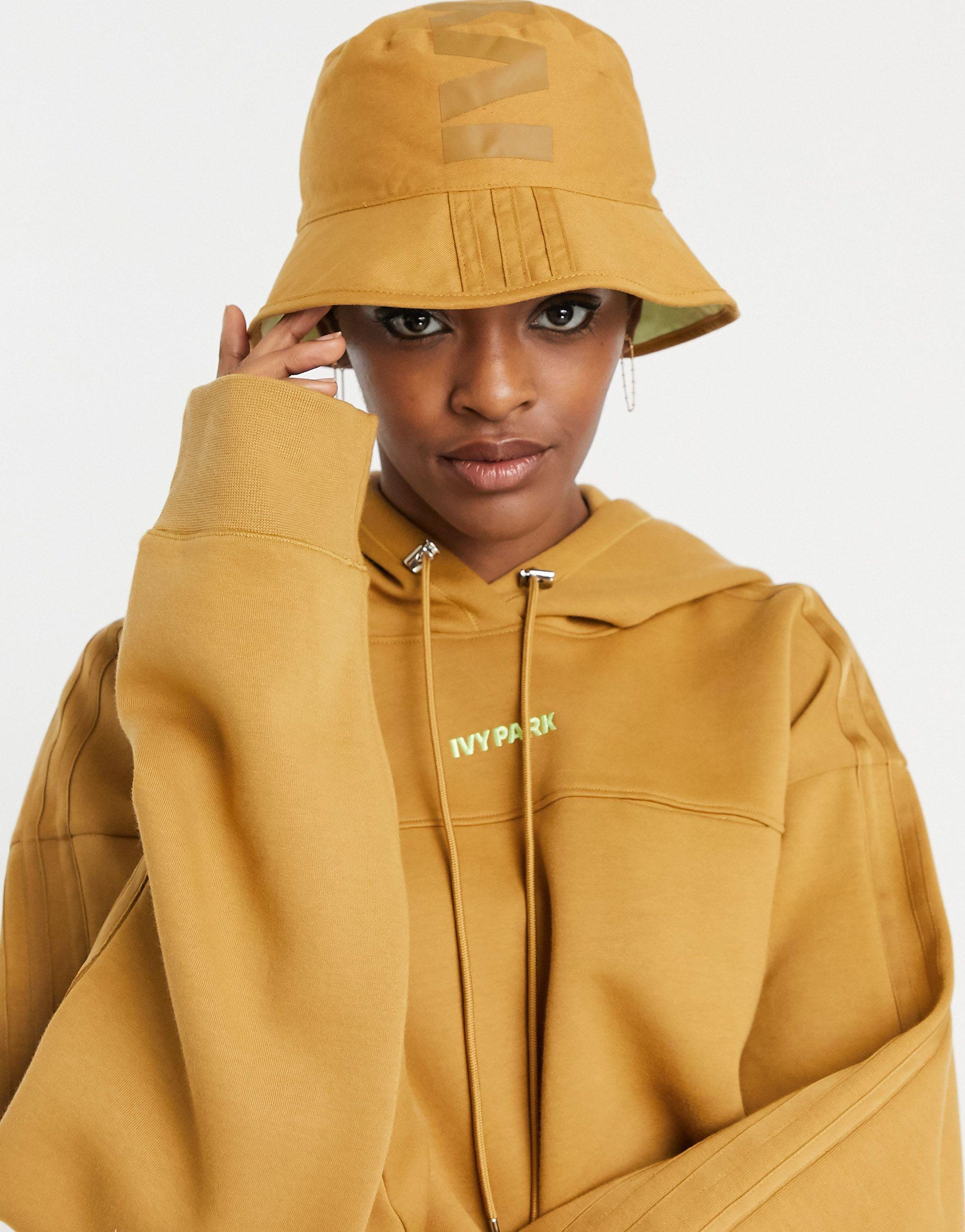 Gemarkeerd bijwoord Sandy Ivy Park Adidas X - Omkeerbare Bucket Hat in het Bruin | Lyst NL