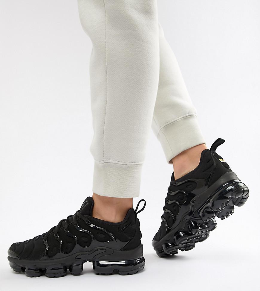 triple black air vapormax plus