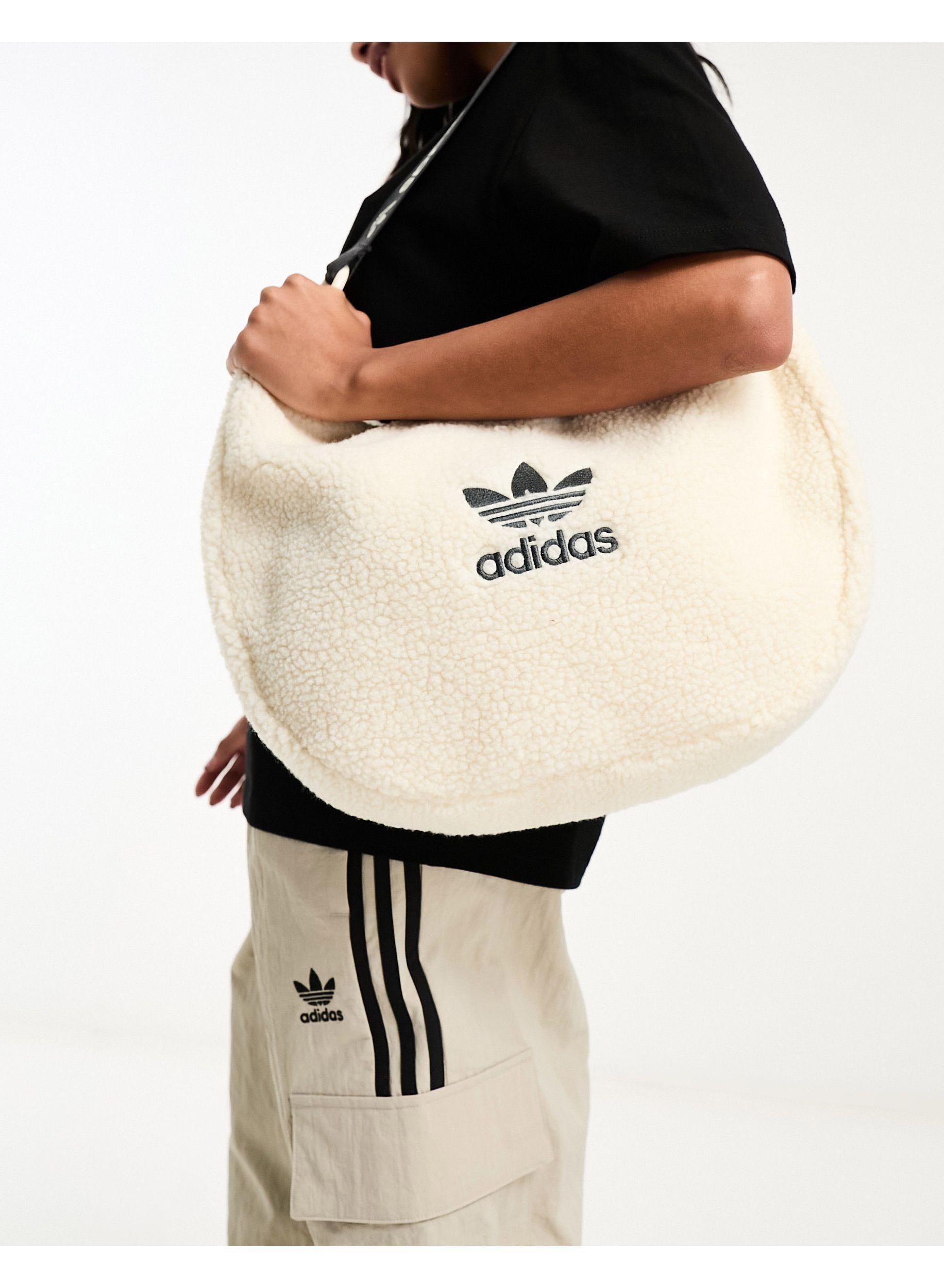 adidas Originals schultertasche aus teddyfell in Natur Lyst DE