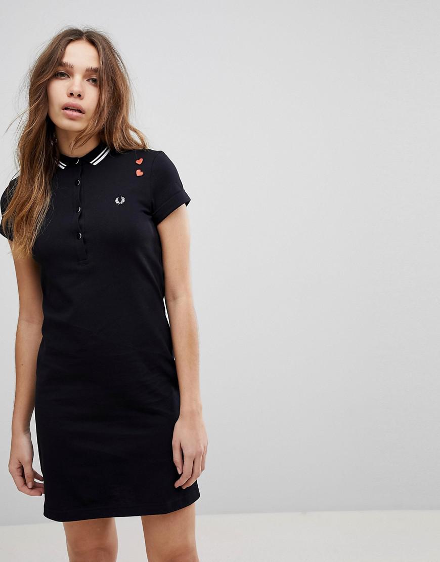 gesloten Besnoeiing Nebu Fred Perry Amy Winehouse Foundation Polo Dress With Heart Embroidery in  Black | Lyst