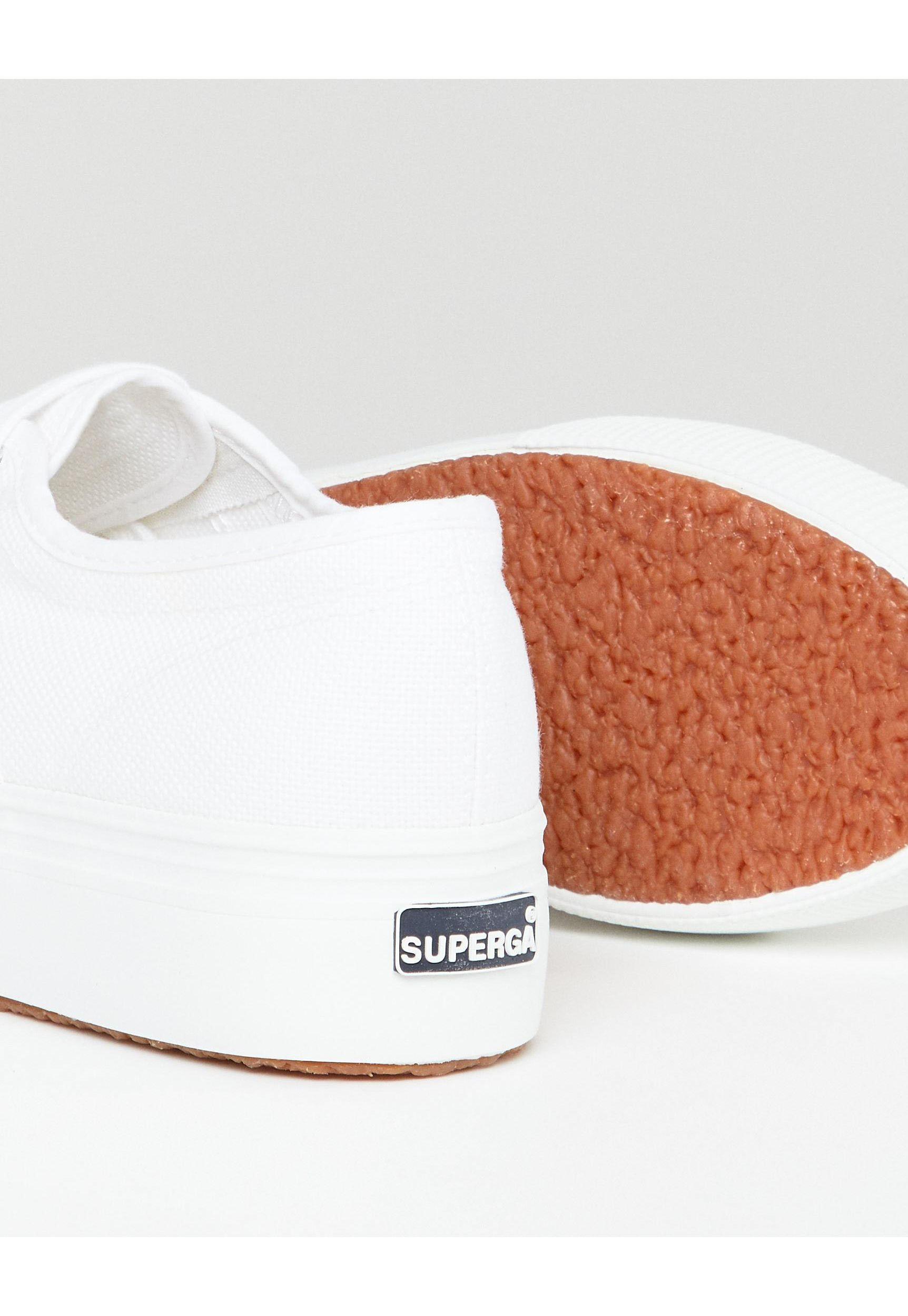 Zapatillas deportivas blancas con suela gruesa y plana Superga de Lona de  color Blanco | Lyst