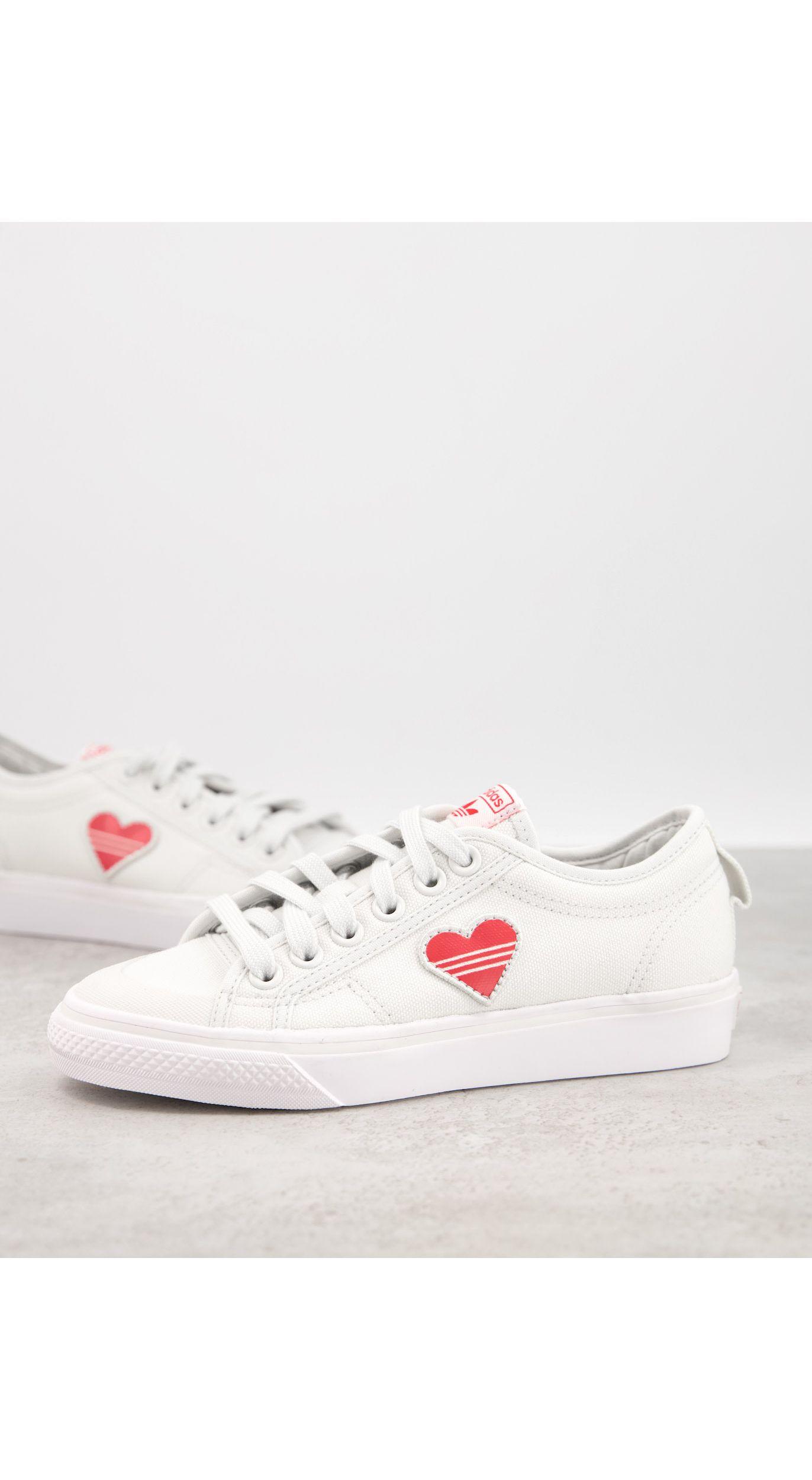 Saint-valentin - nizza - baskets avec imprimé cœur adidas Originals en  coloris Blanc | Lyst