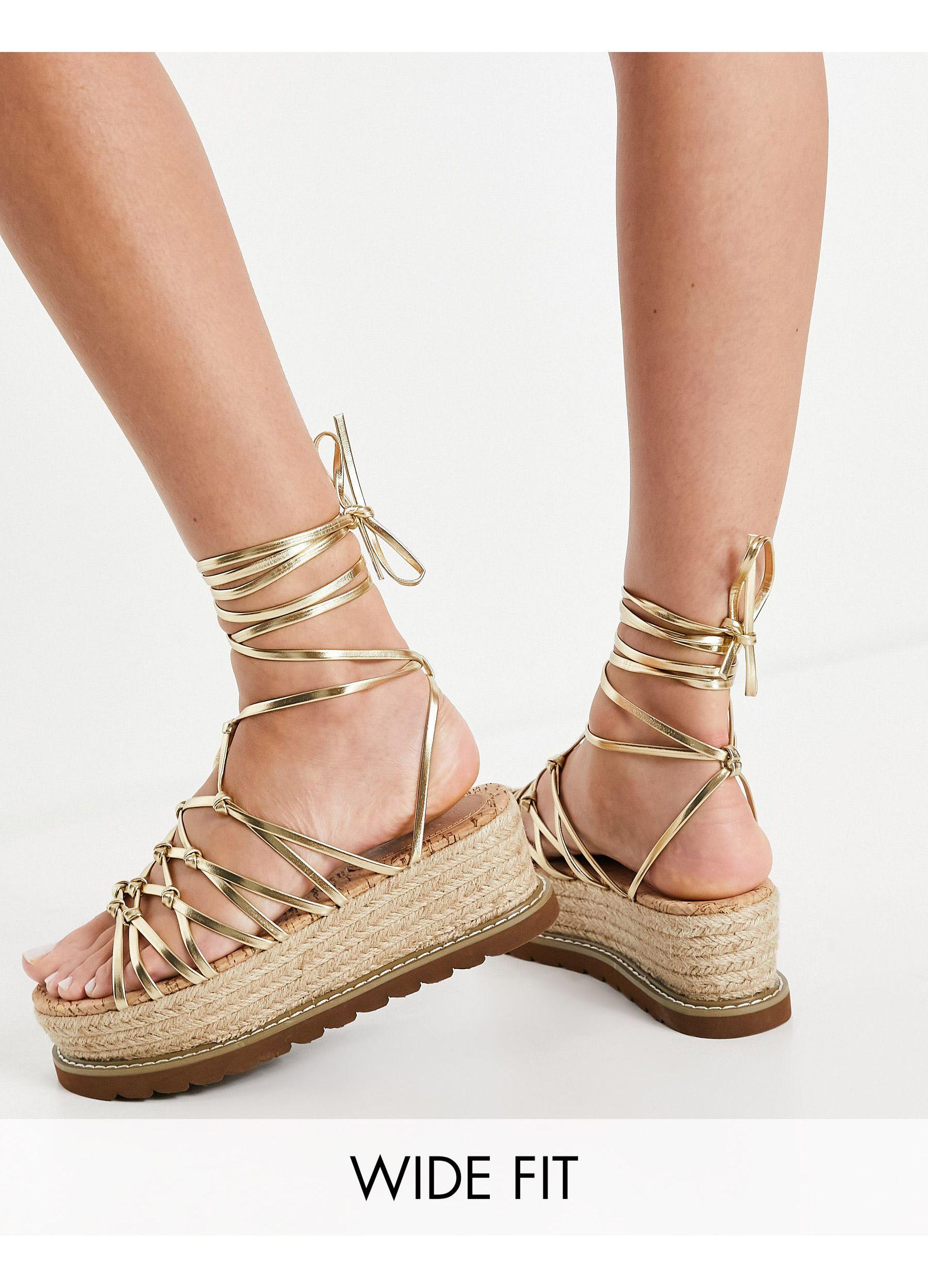 Sandalias doradas con diseño anudado y plataforma plana wells ASOS de color  Metálico | Lyst