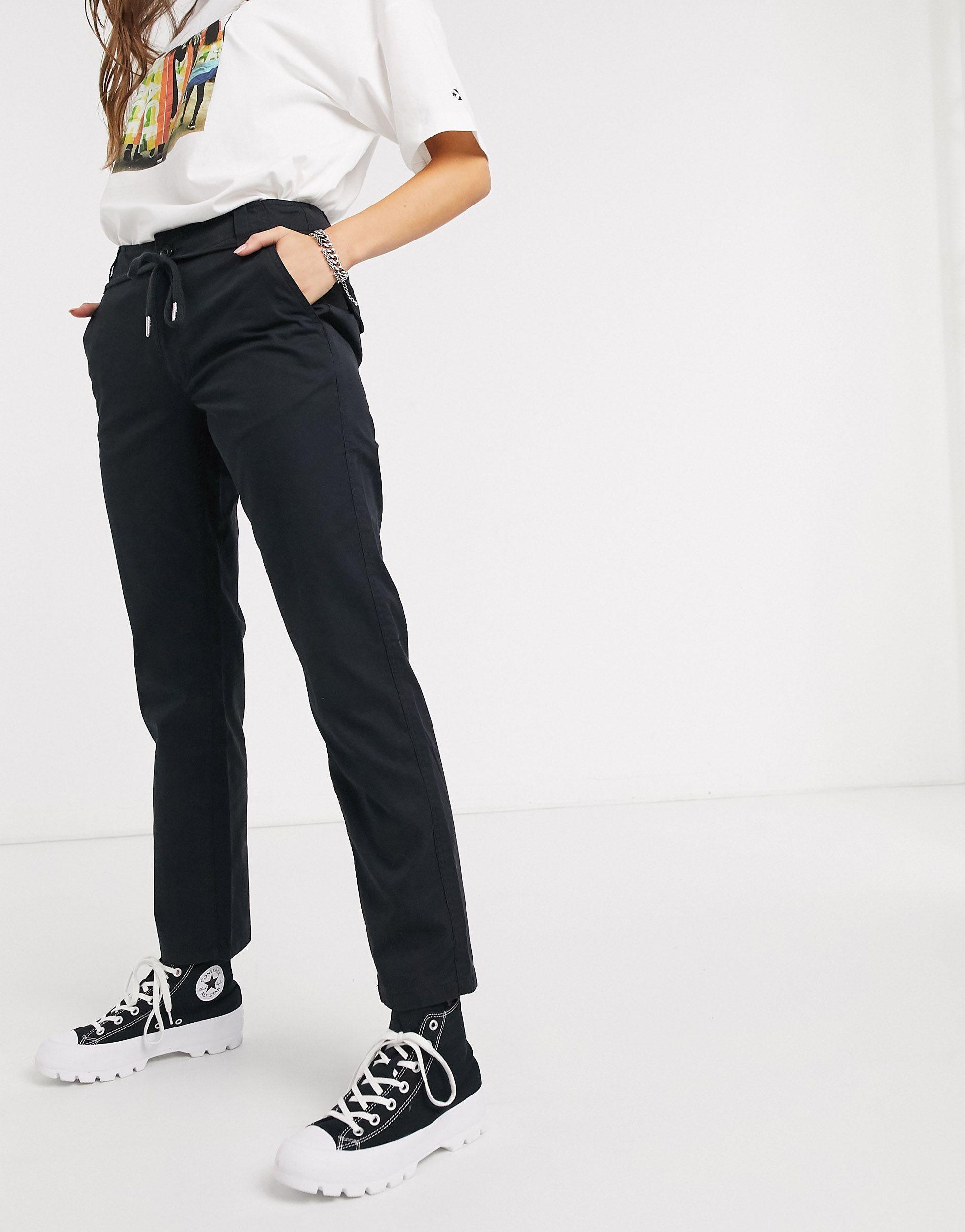 Pantalon noir top converse blanche