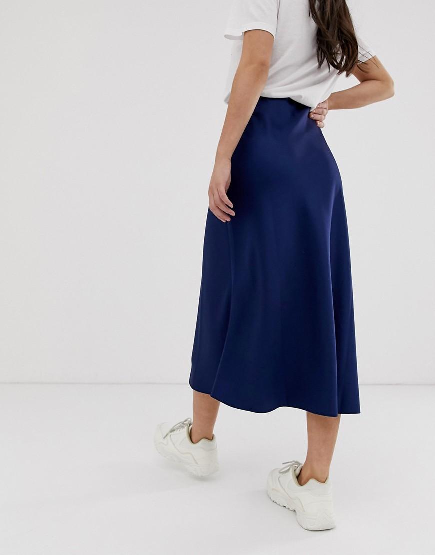 Gonna midi blu navy in raso di New Look in Blu Lyst