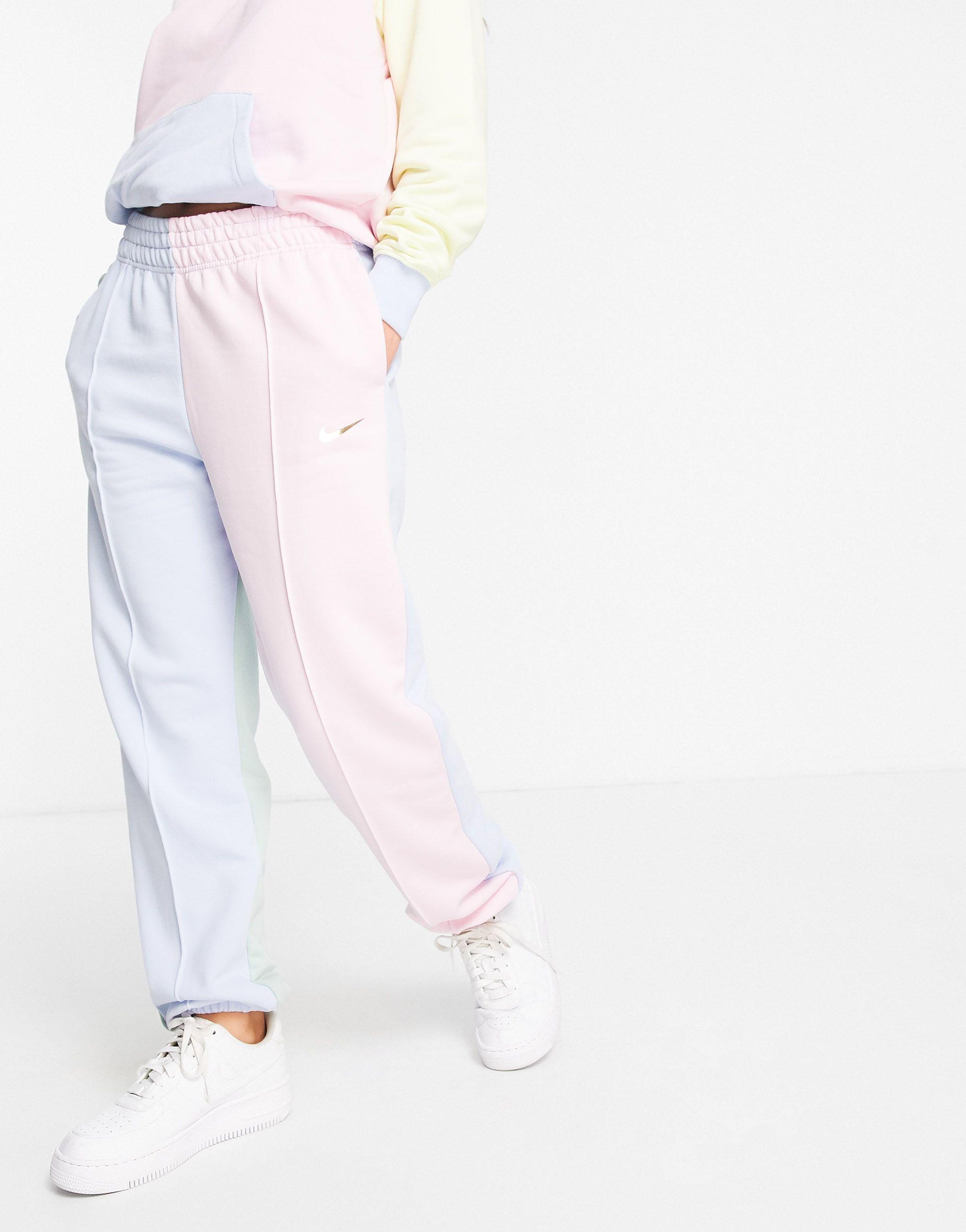 Joggers extragrandes con diseño colour block pastel con logo metalizado  pequeño Nike de Denim | Lyst