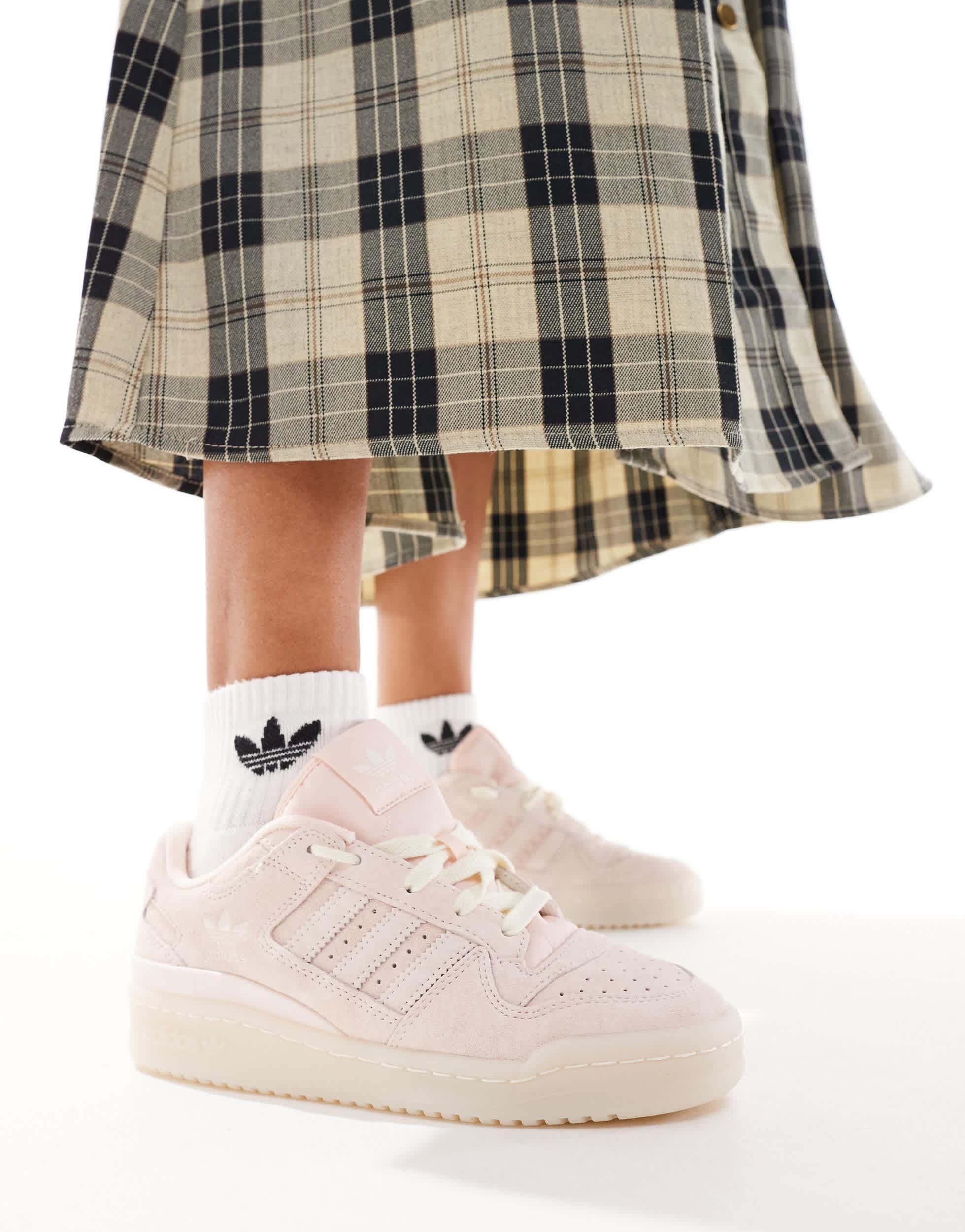 Forum low cl baskets basses rose pale et ivoire adidas Originals Lyst