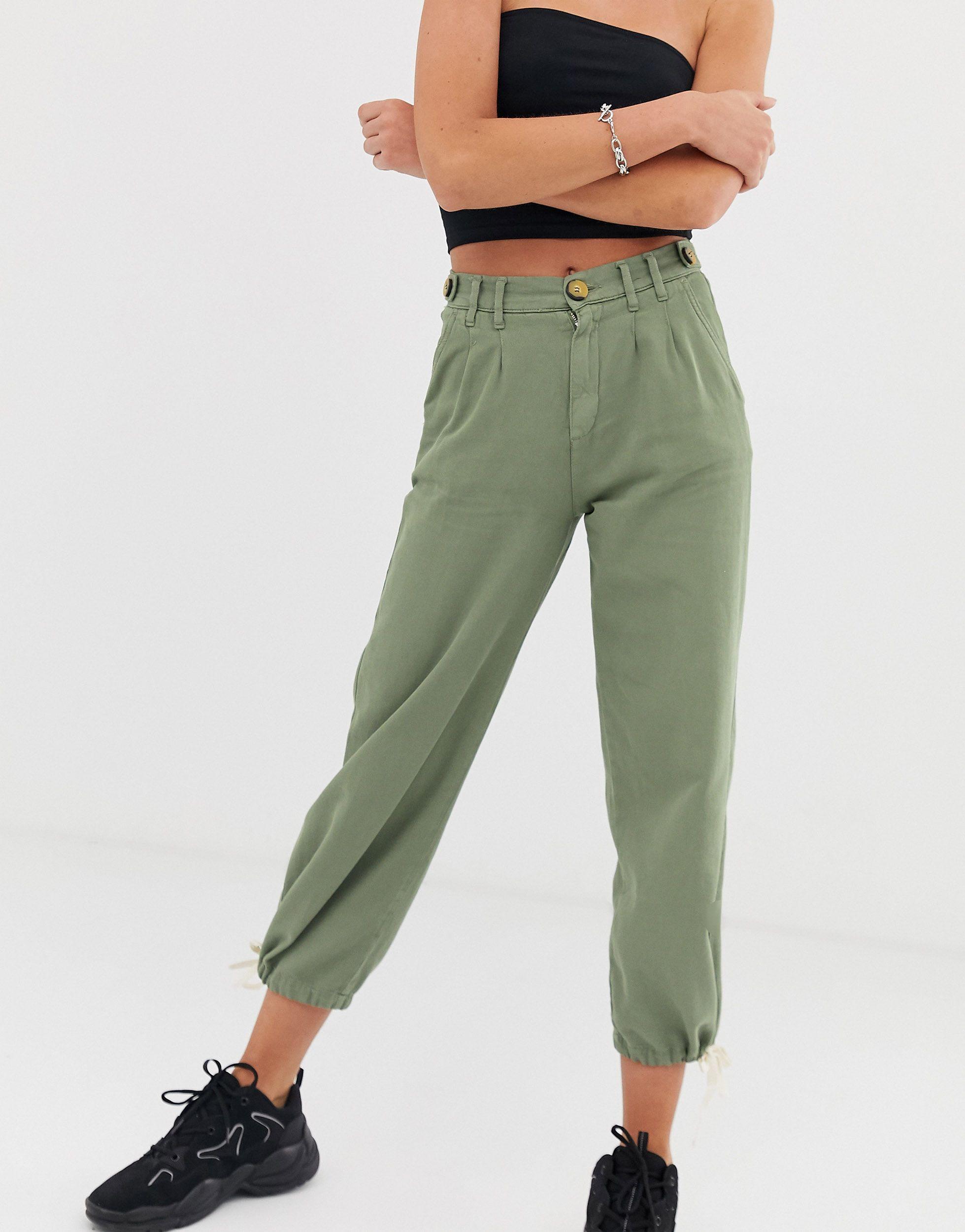 Pantalones caqui con parte superior abotonada Bershka de color Verde | Lyst
