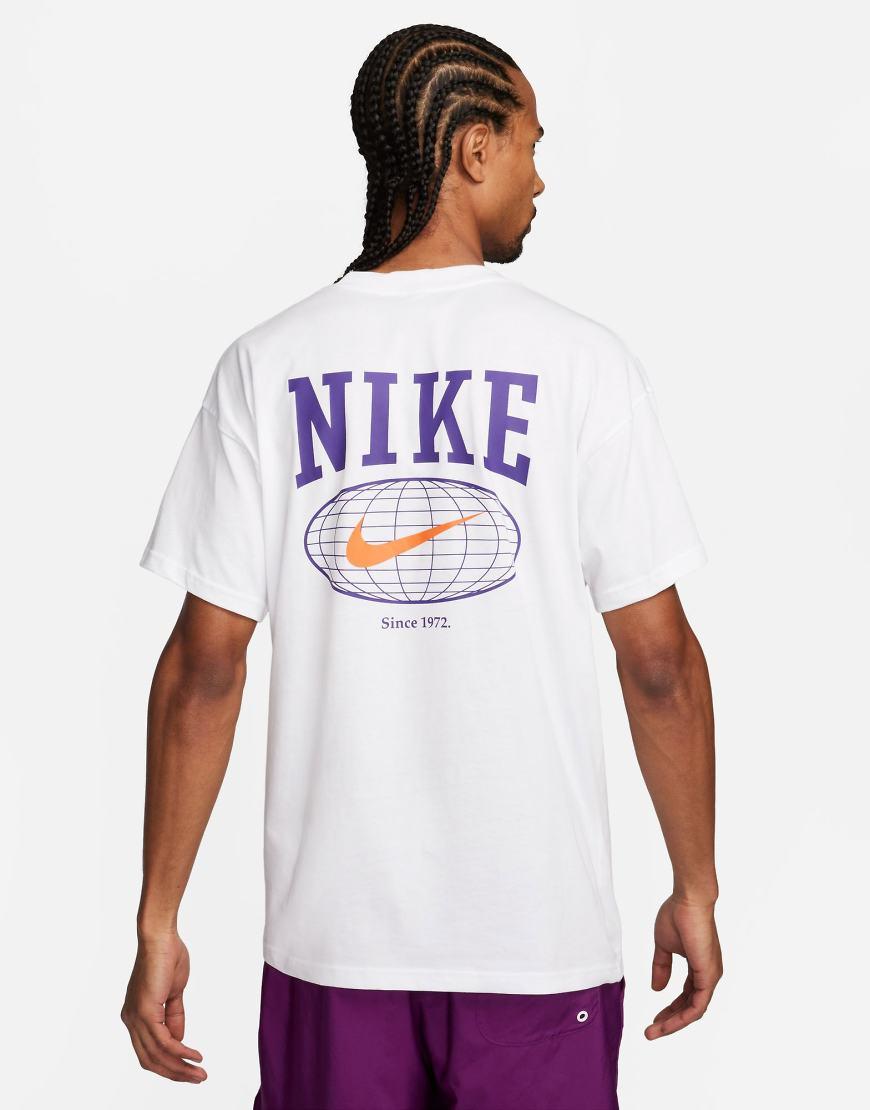 Camiseta Blanca Con Estampado Gráfico En La Espalda Y Logo De Nike