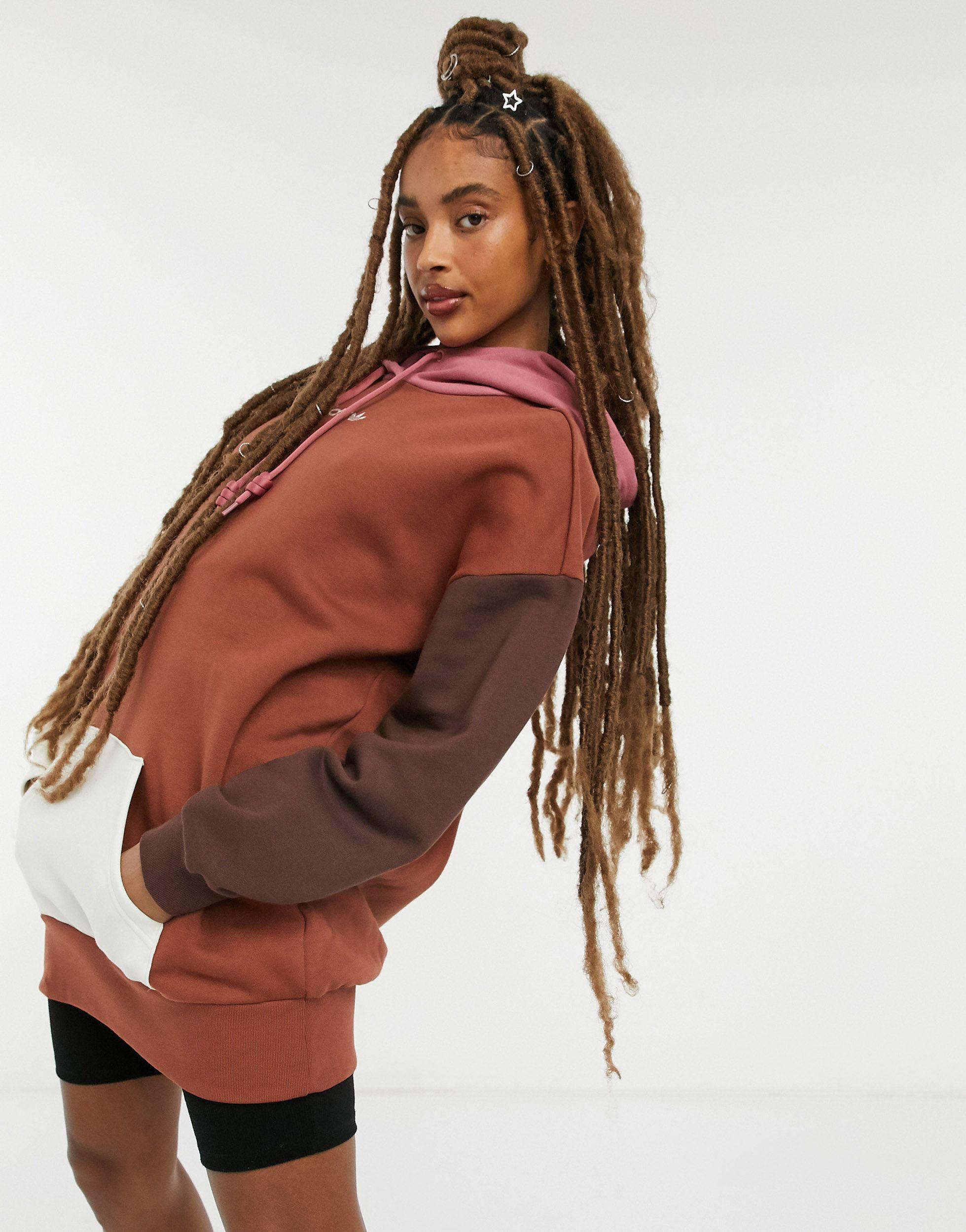 adidas Originals – "cosy comfort" – oversize-kapuzenpullover-kleid aus  fleece mit farbblock-design in Braun | Lyst DE