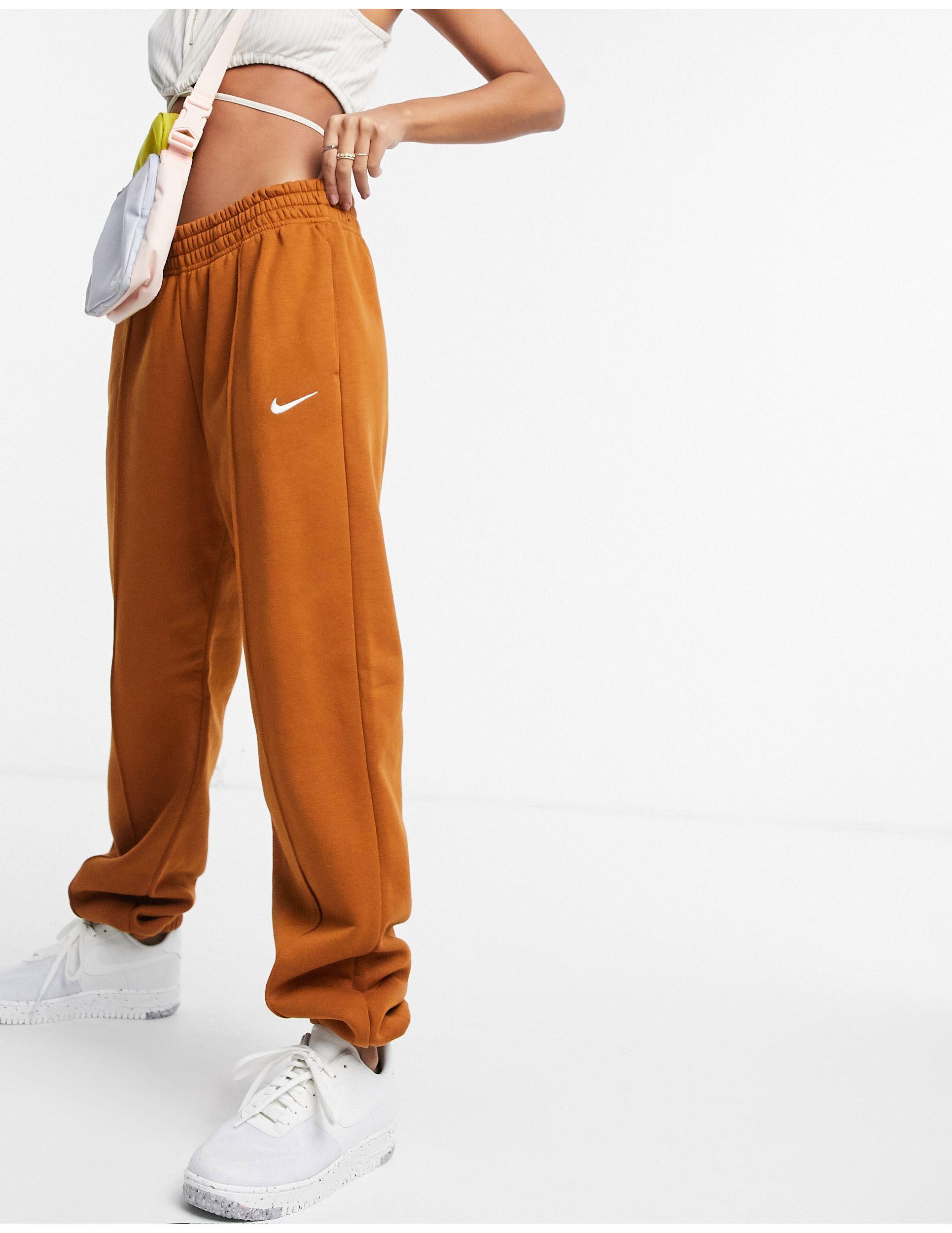Joggers oversize con logo piccolo marrone melanzana di Nike in Marrone |  Lyst