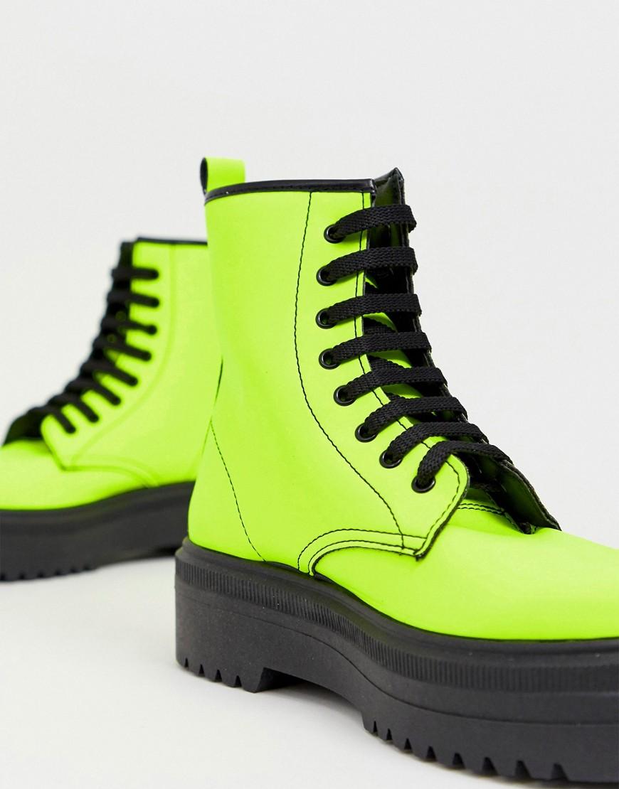 Яркая подошва. Кропп ботинки зеленые. Cropp зеленые ботинки. Ботинки с салатовой подошвой. Ботинки с зеленой подошвой женские.