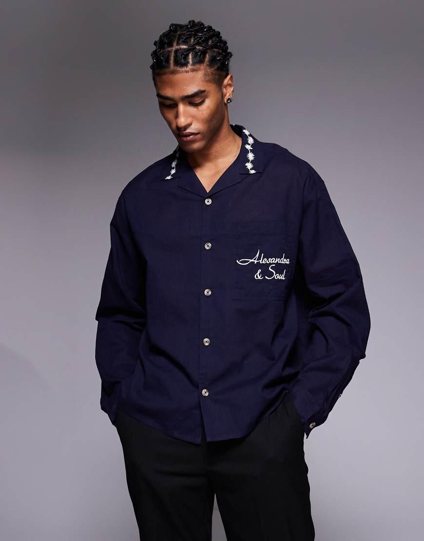 Camisa Negra Con Estampado Posicional, Bordado Y Cuello De Solapas