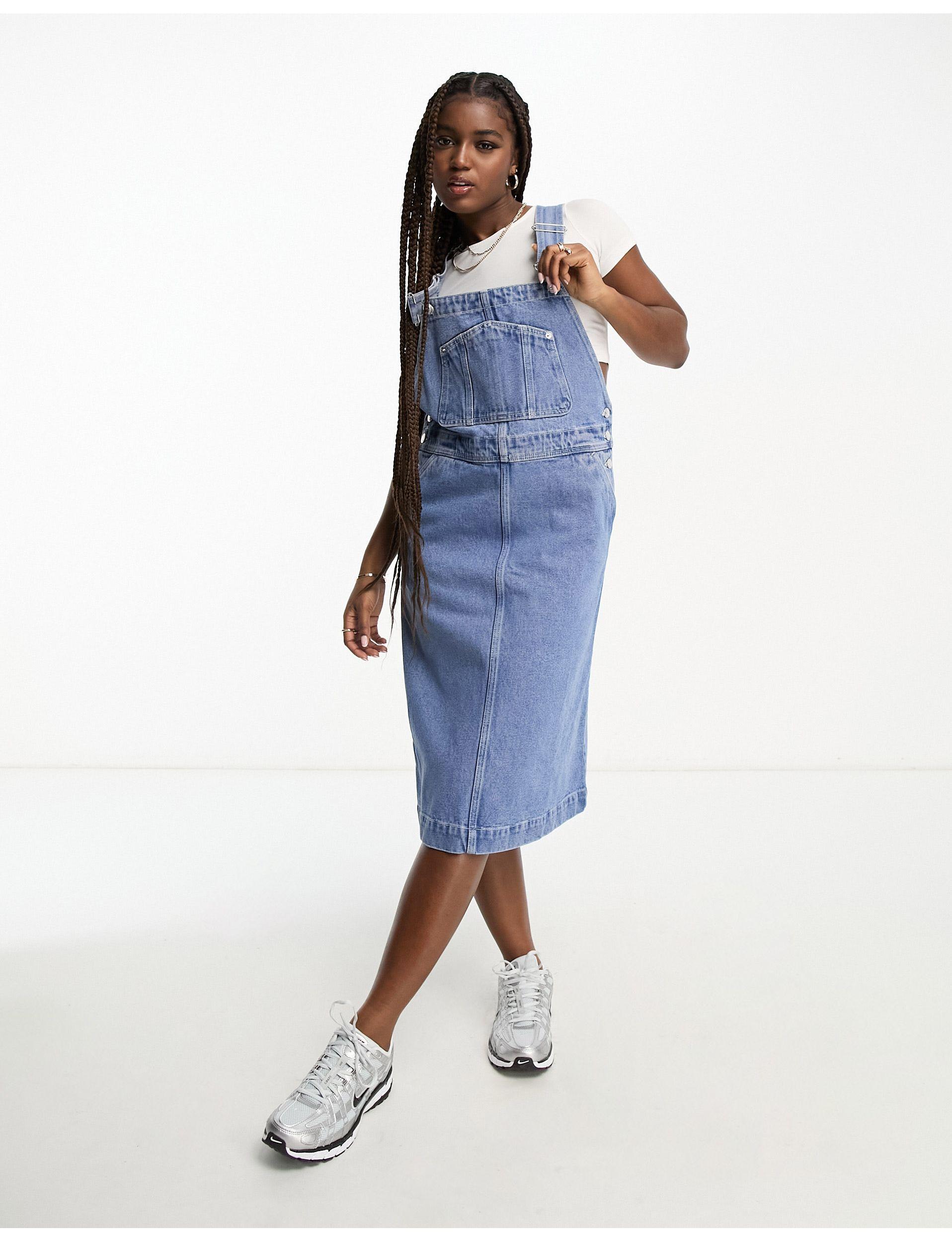 Monki Midi Denim Tuinjurk in het Blauw Lyst NL