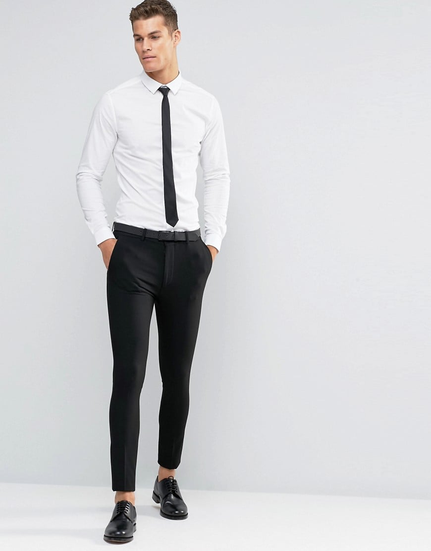 Мужские черно белые штаны. Классические брюки в обтяжку мужские. Белые штаны черная рубашка. Белая рубашка и черные брюки мужские. Обтягивающие брюки для мужчин.