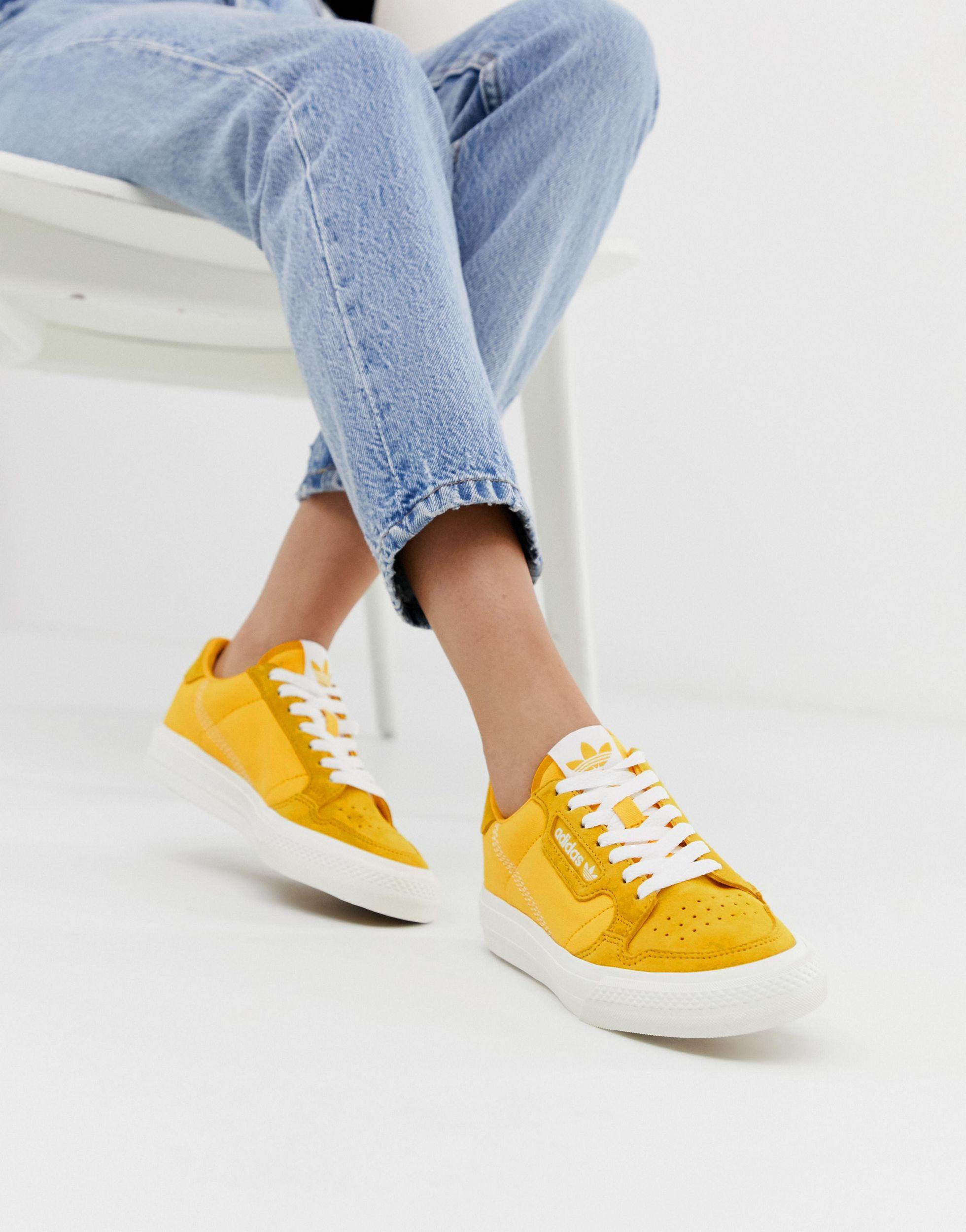 Кроссовки желтого цвета. Adidas Originals желтые кроссовки. Кеды adidas Originals женские желтые. Adidas Sneakers горчичные. Адидас ориджинал кроссовки желтые.