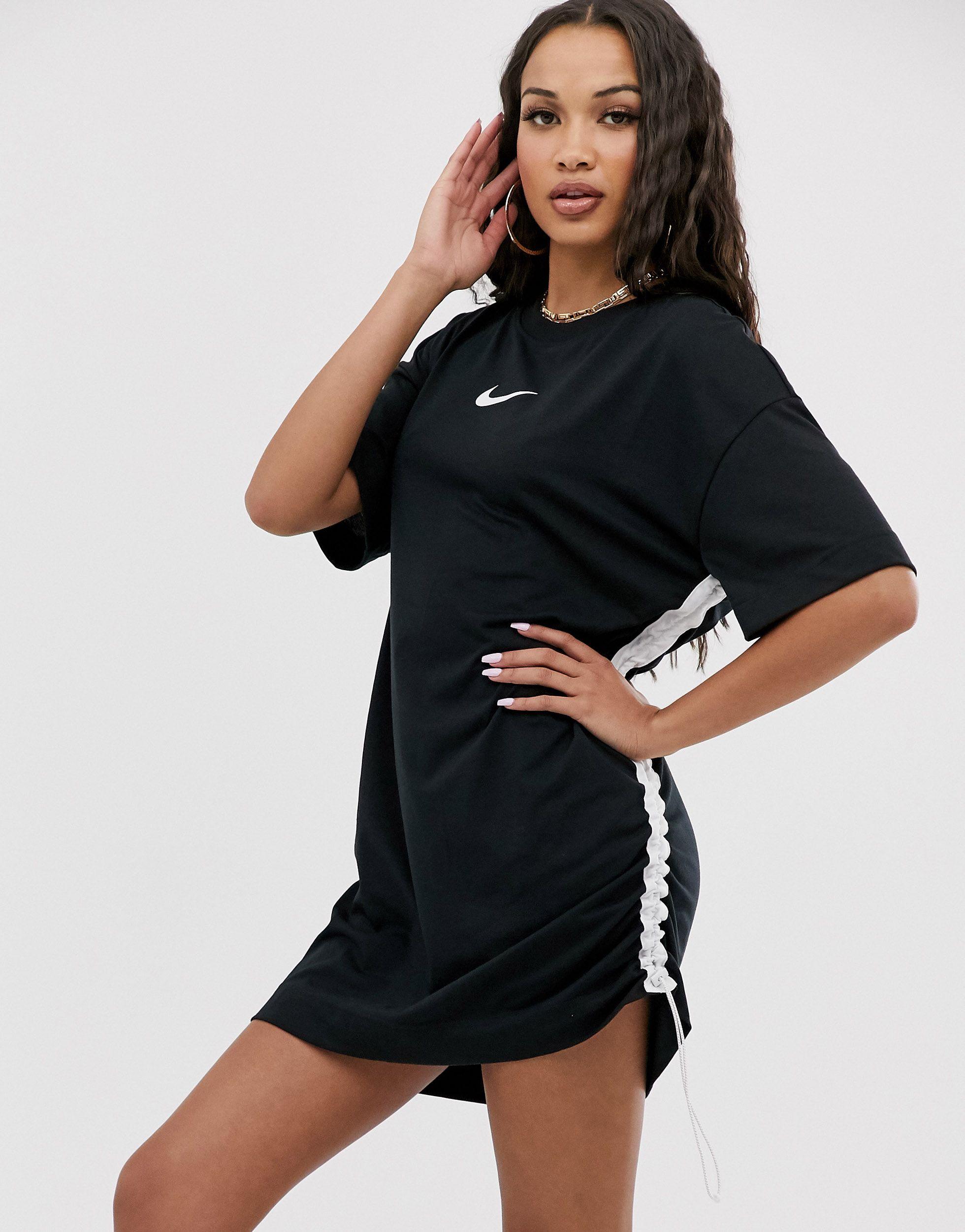 Nike – T-Shirt-Kleid mit gerafften Seiten und Logo in Schwarz | Lyst DE